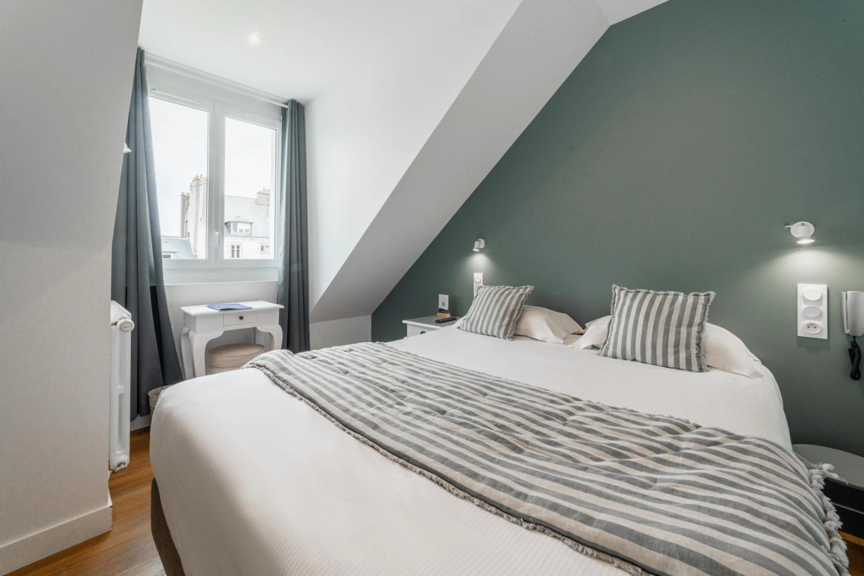 Garden view, Bed in Hôtel Spa De La Citadelle Lorient