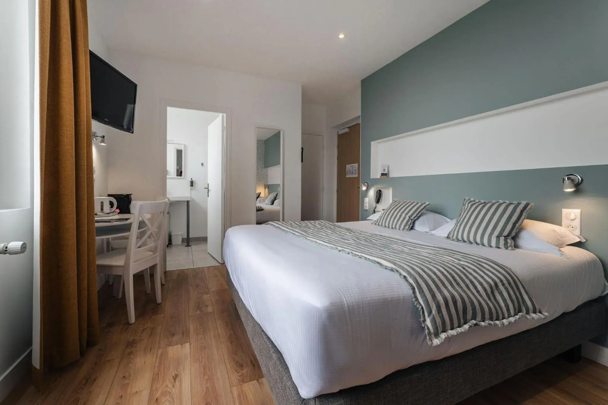 Triple Room in Hôtel Spa De La Citadelle Lorient Triple Room in Hôtel Spa De La Citadelle Lorient