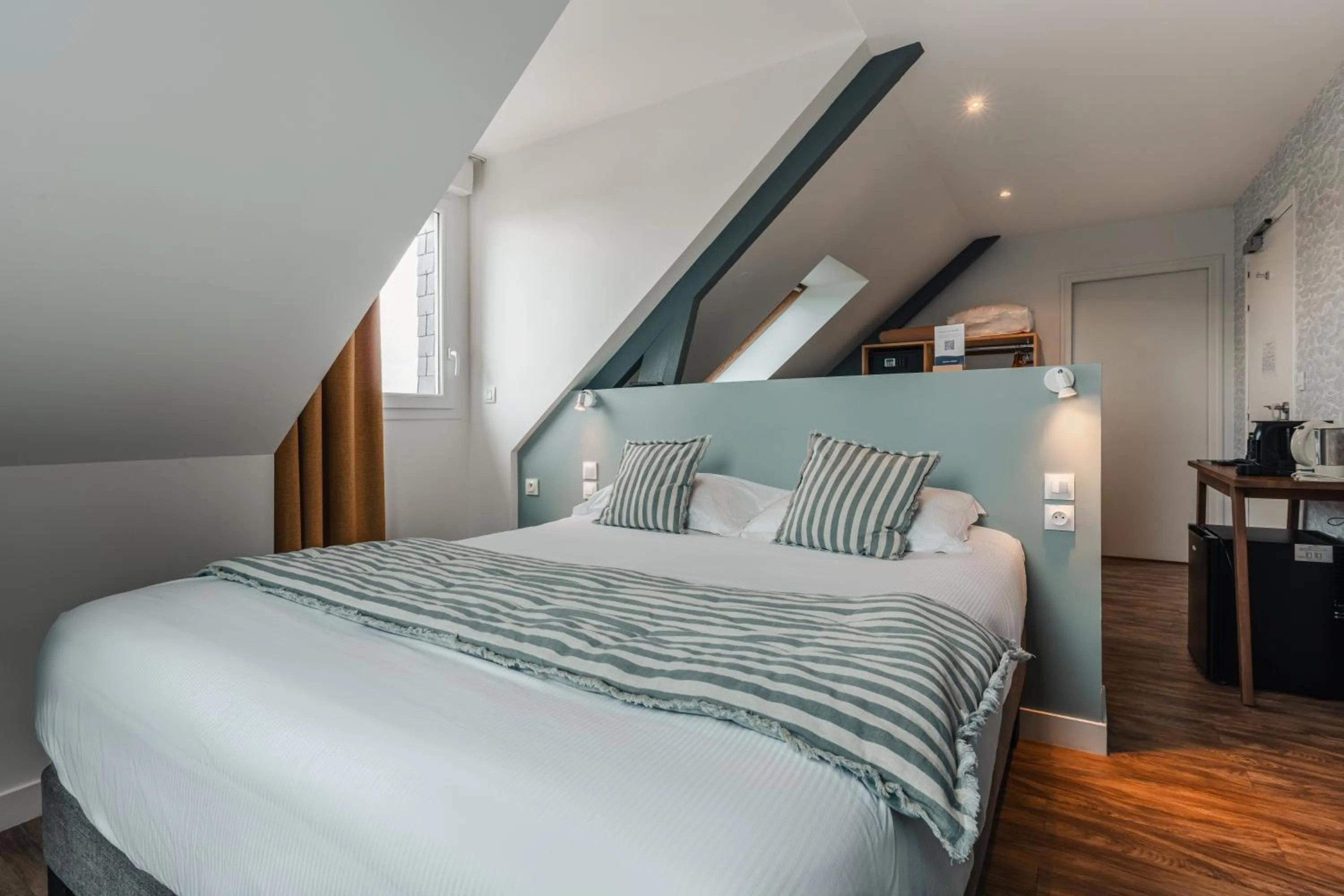Living room, Bed in Hôtel Spa De La Citadelle Lorient