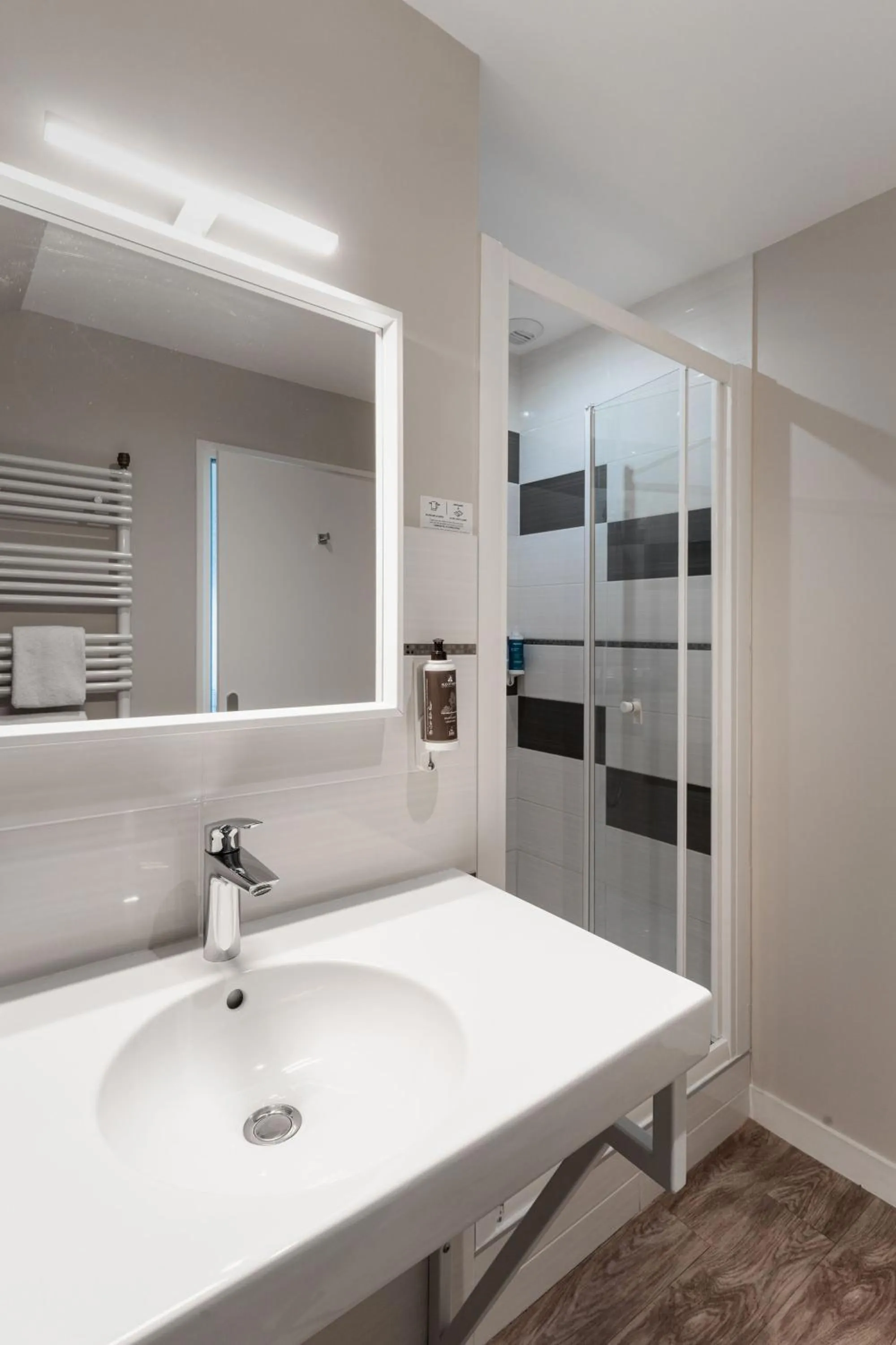 Bathroom in Hôtel Spa De La Citadelle Lorient