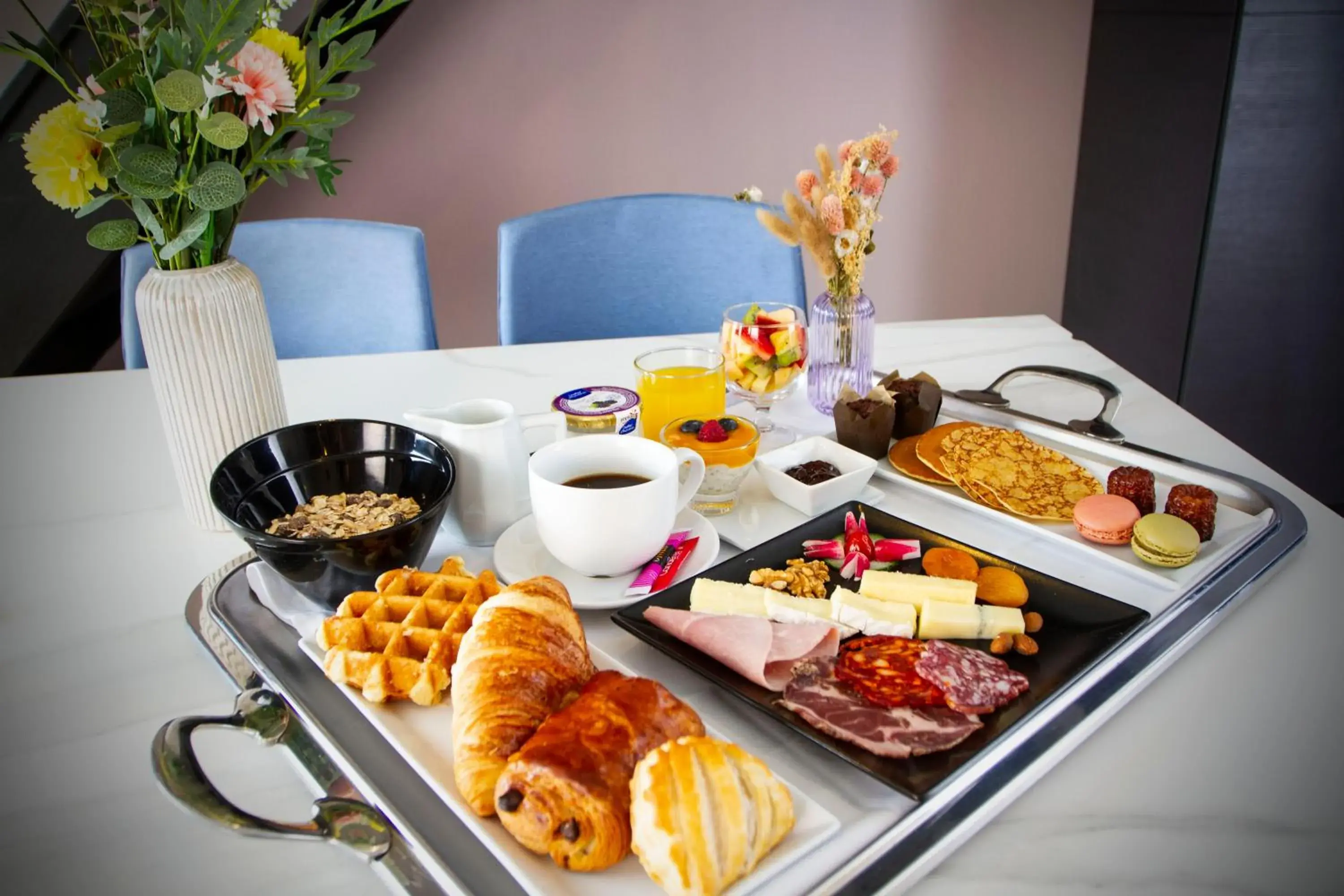 Buffet breakfast in Appart Hôtel Clément Ader Buffet breakfast in Appart Hôtel Clément Ader