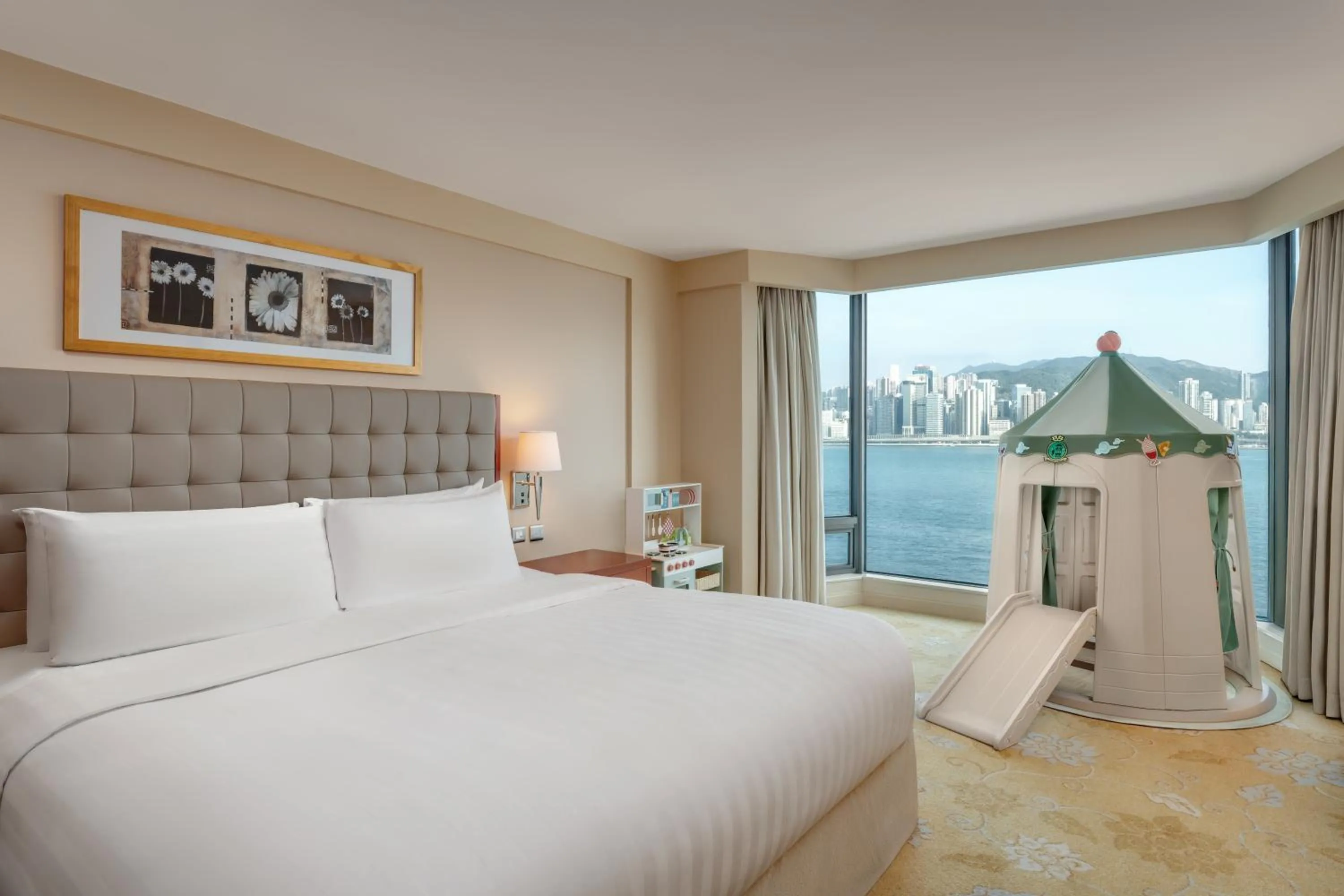 Bed in Kowloon Shangri-La, Hong Kong