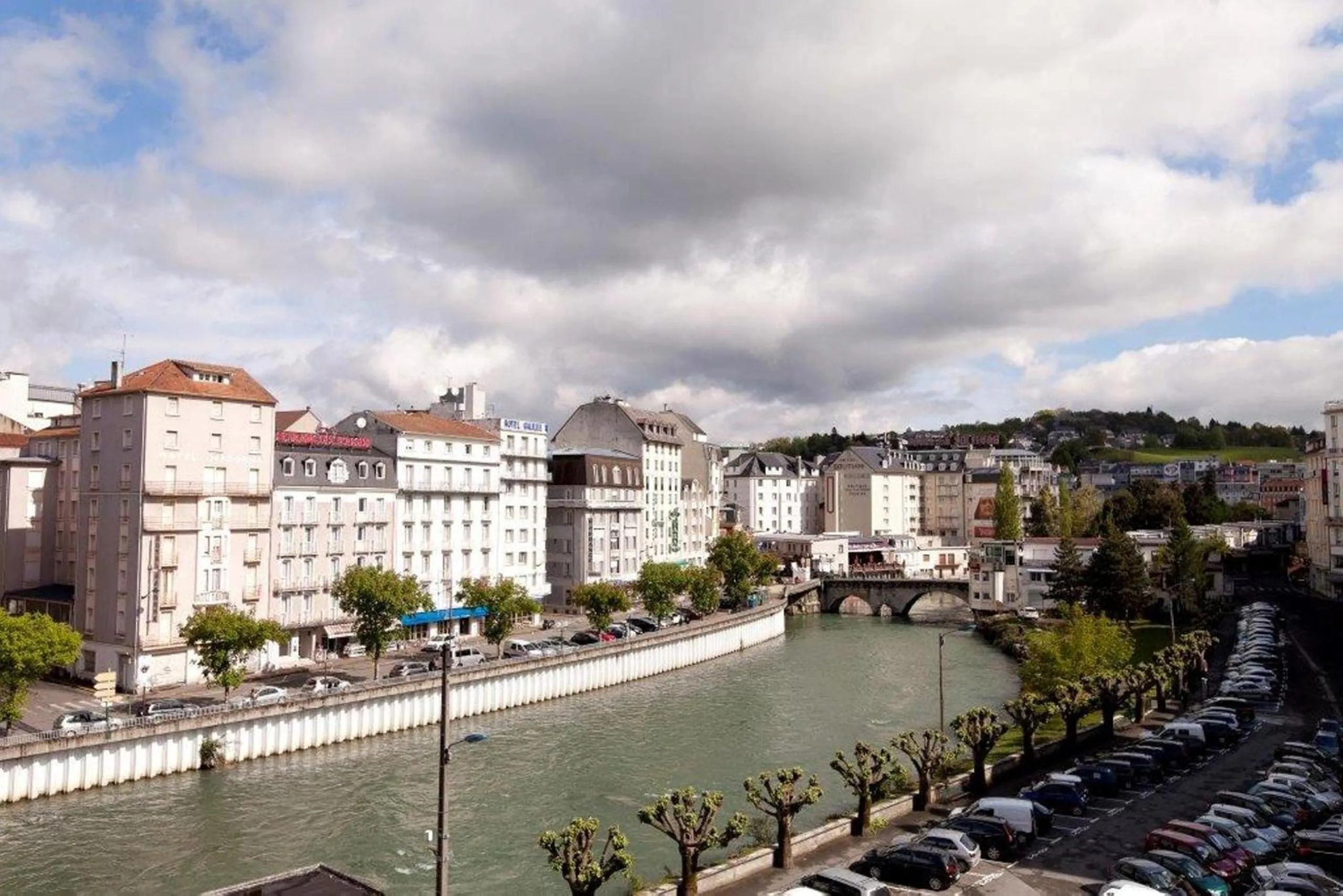 Property building in Hôtel Paradis