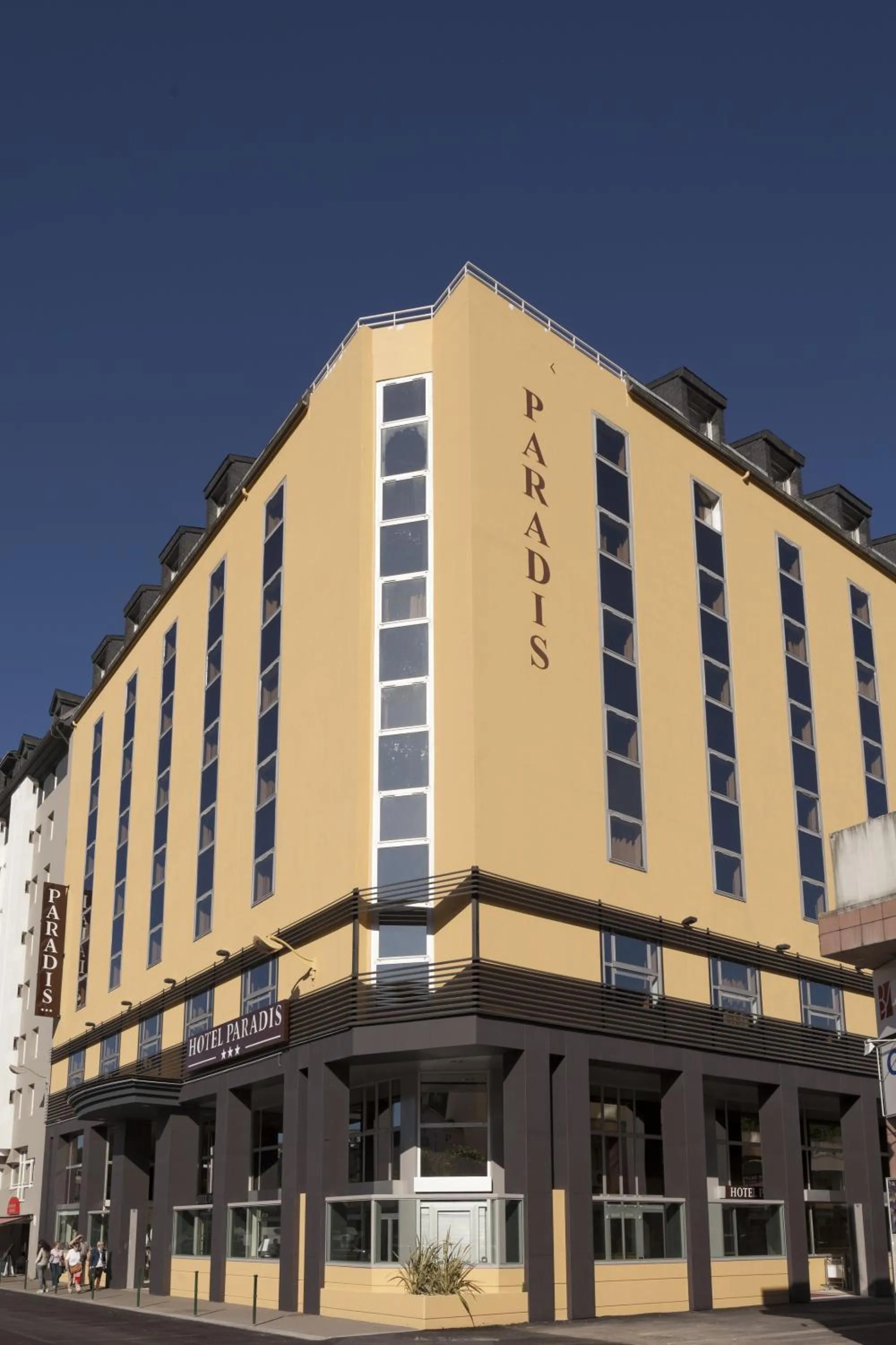 Property building in Hôtel Paradis