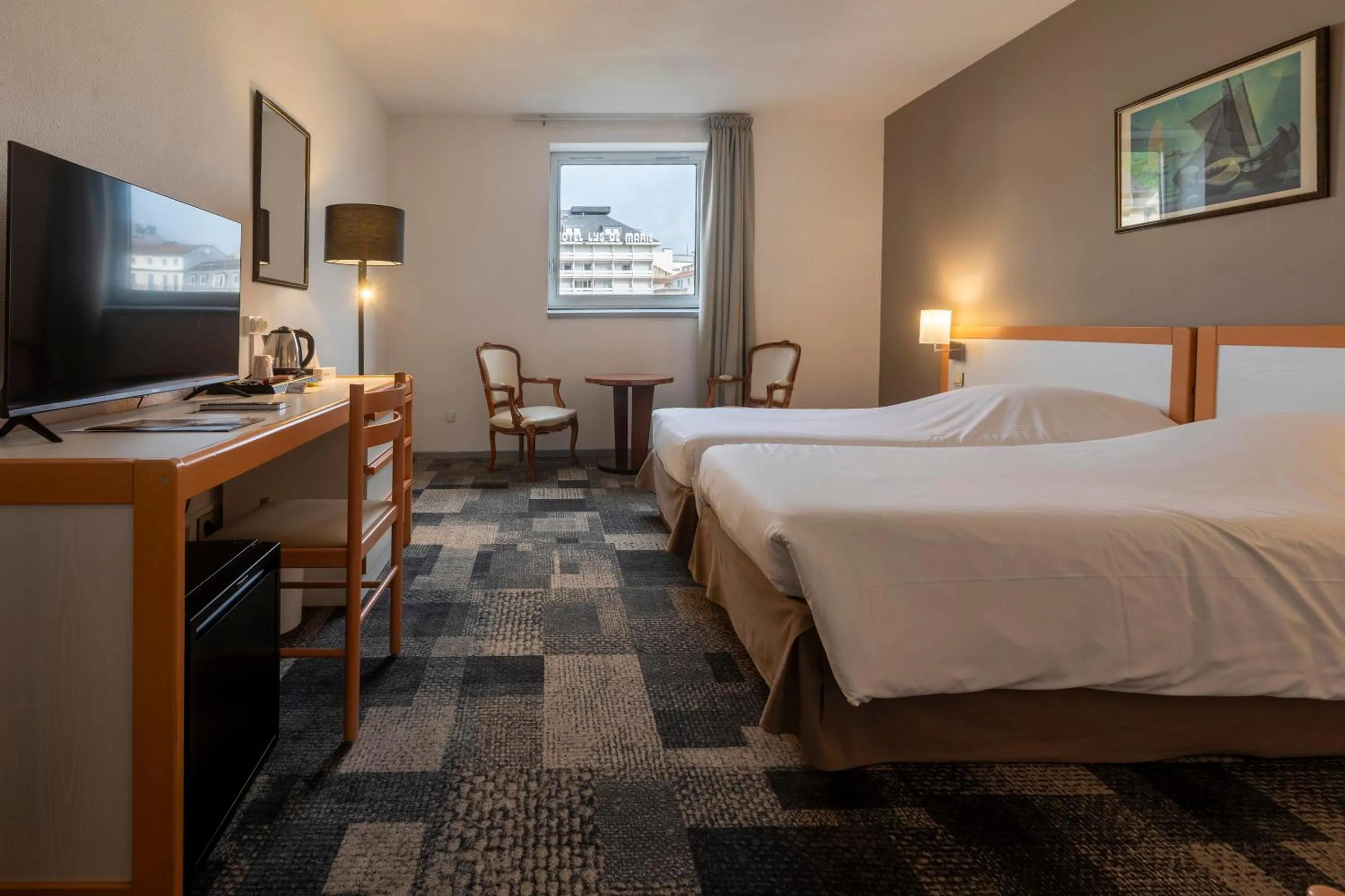 Property building, Bed in Hôtel Paradis