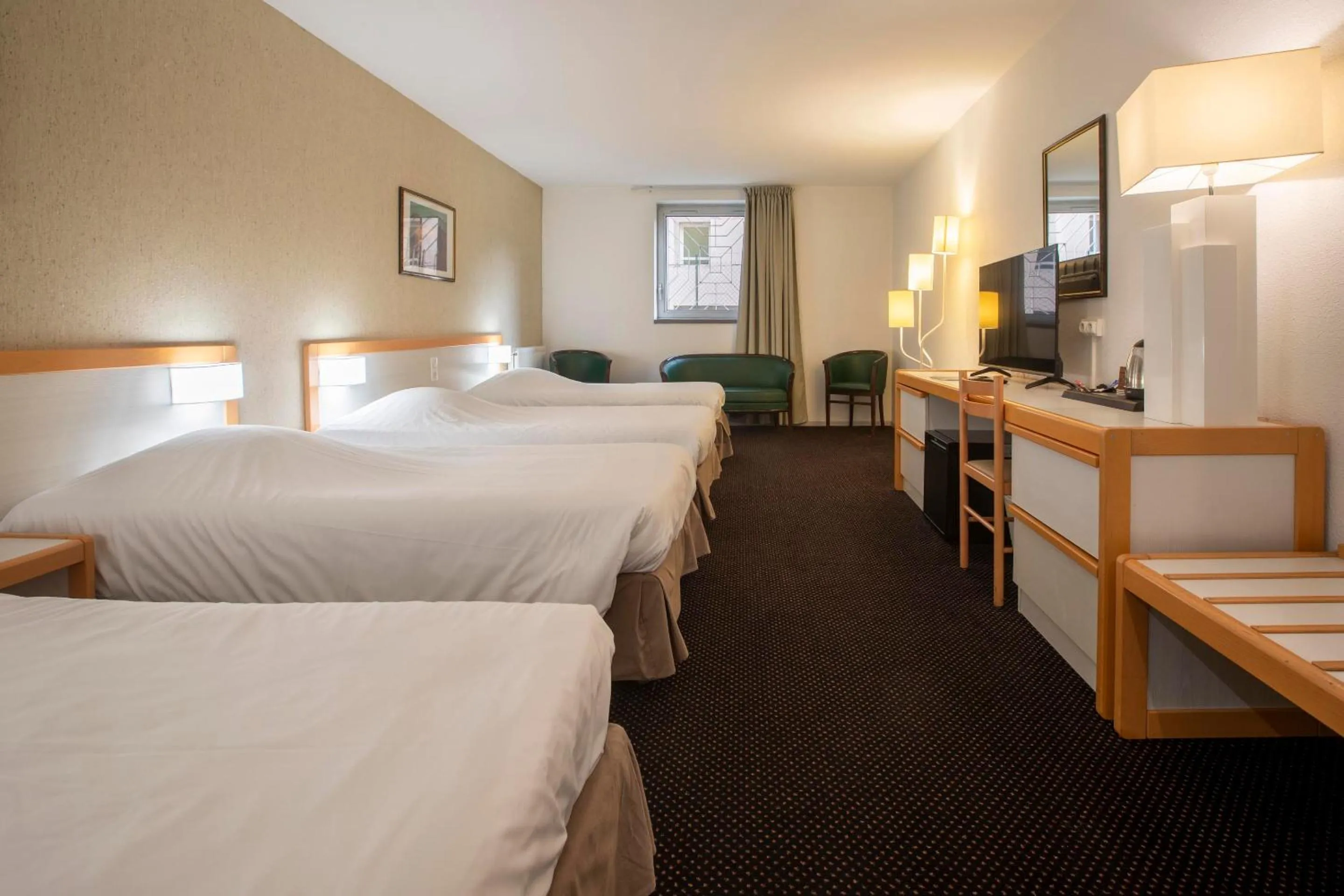 Property building, Bed in Hôtel Paradis