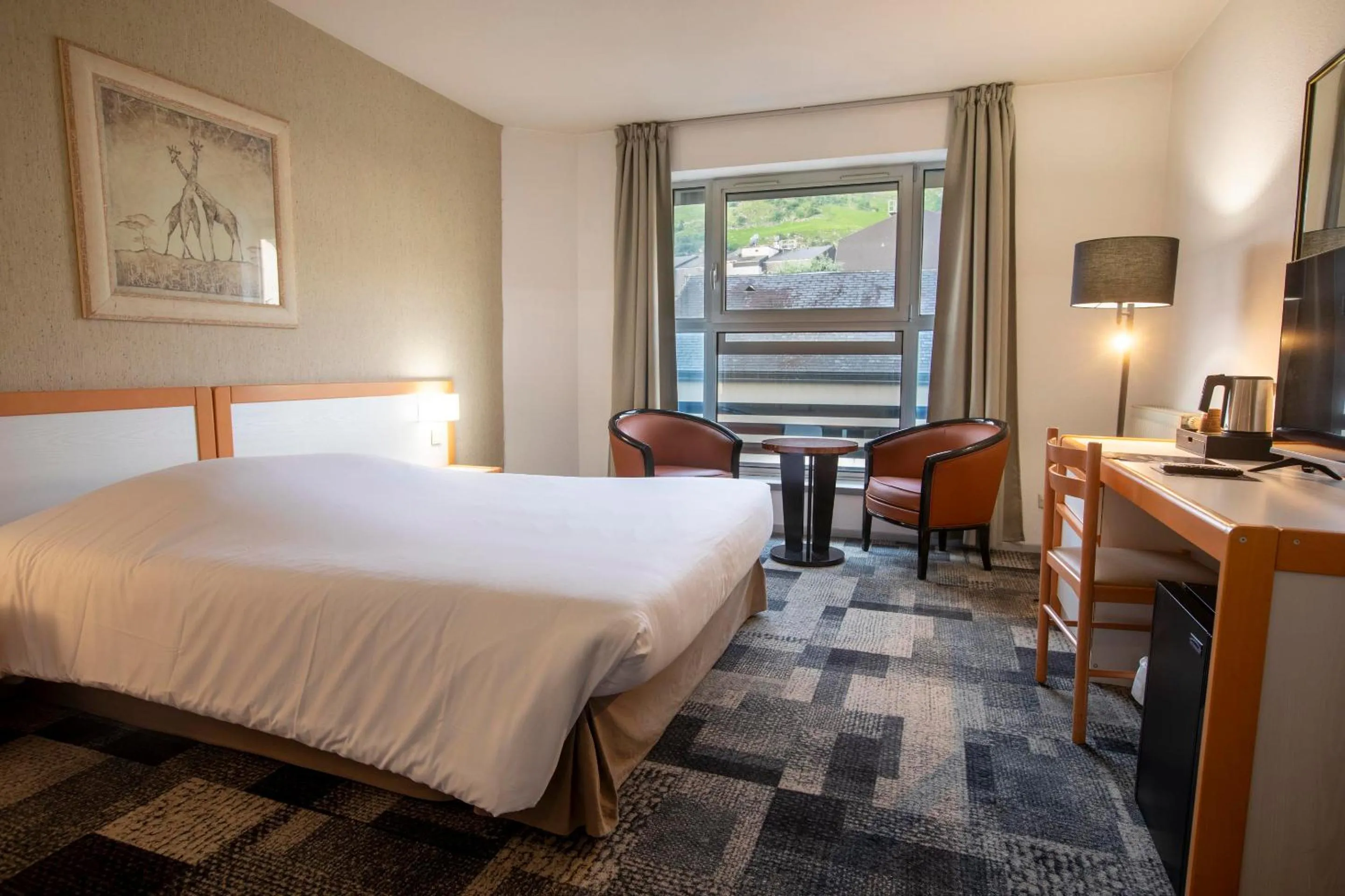 air conditioner, Bed in Hôtel Paradis