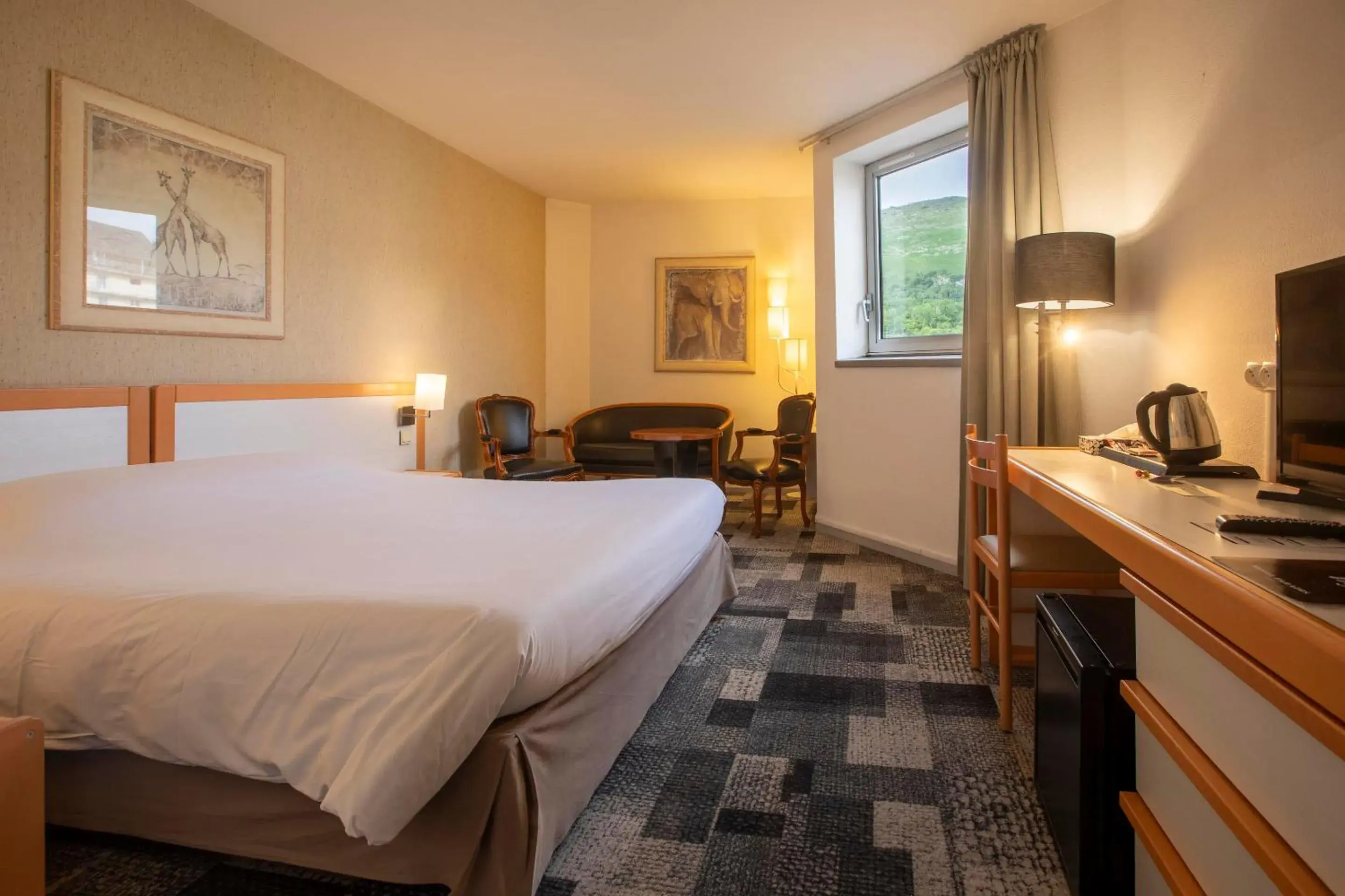 Property building, Bed in Hôtel Paradis Property building, Bed in Hôtel Paradis