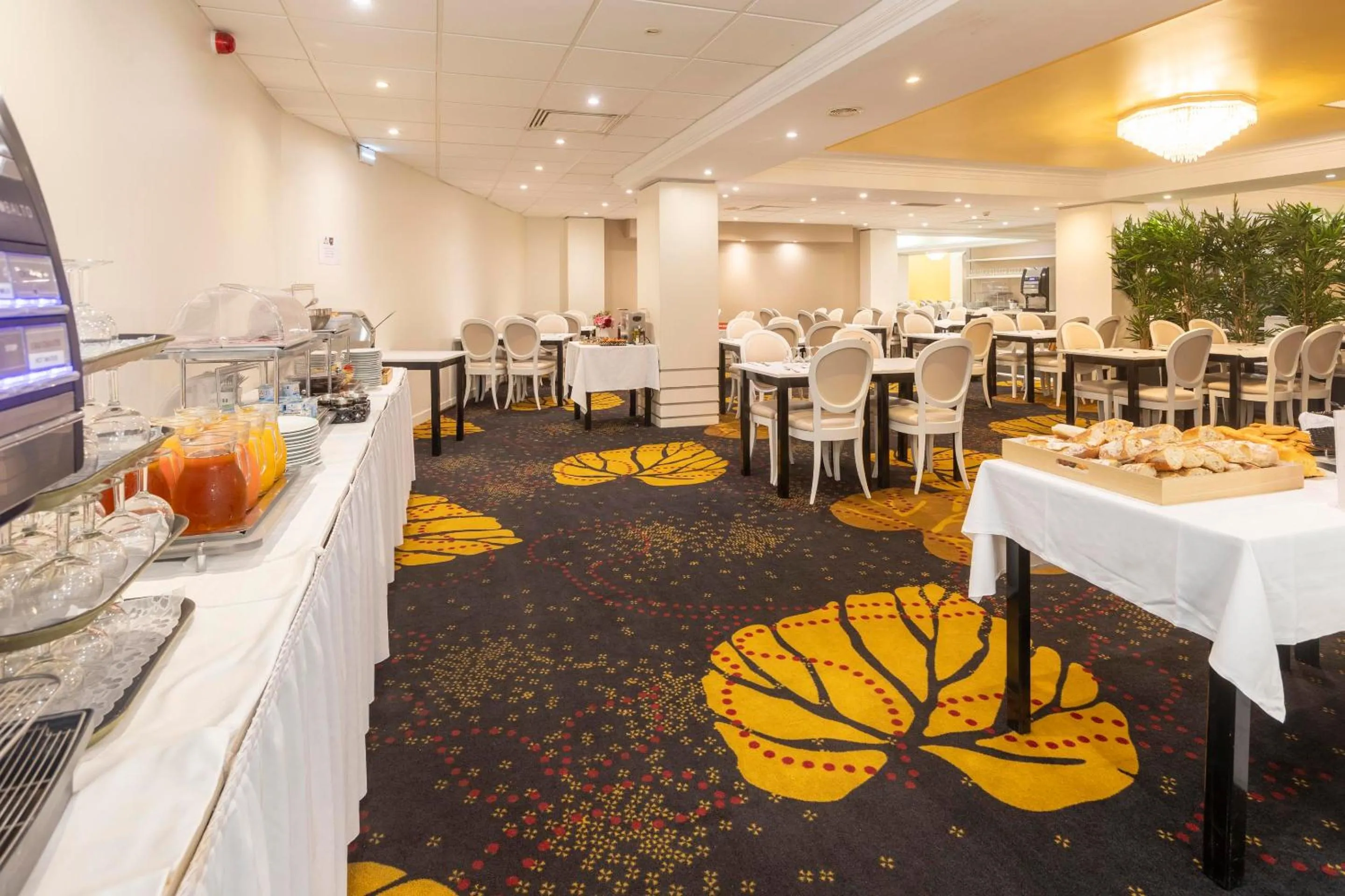 Property building in Hôtel Paradis