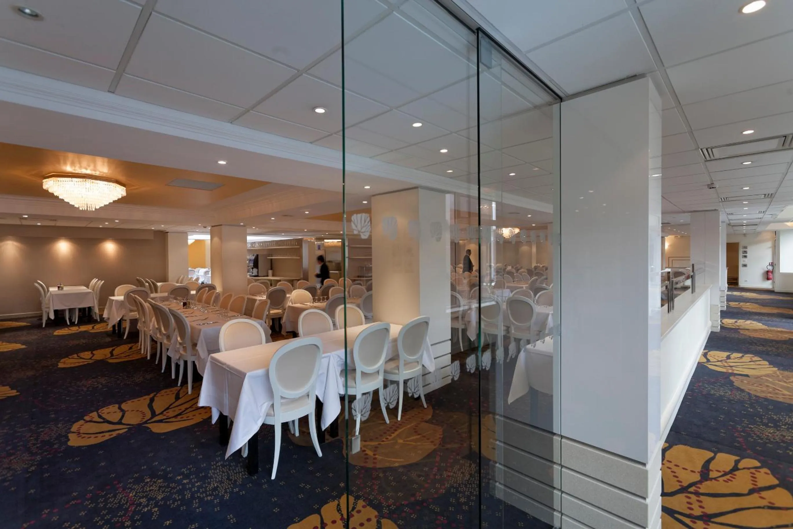 Property building in Hôtel Paradis