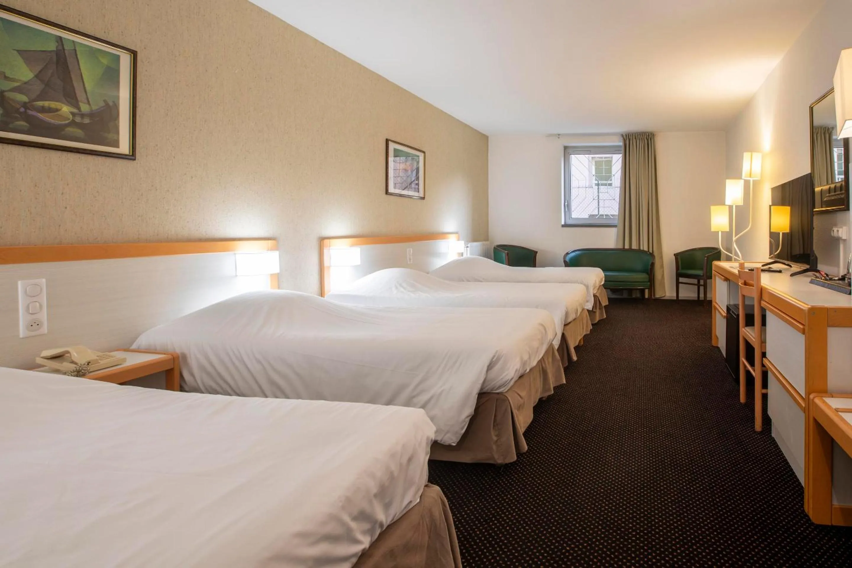 Property building, Bed in Hôtel Paradis