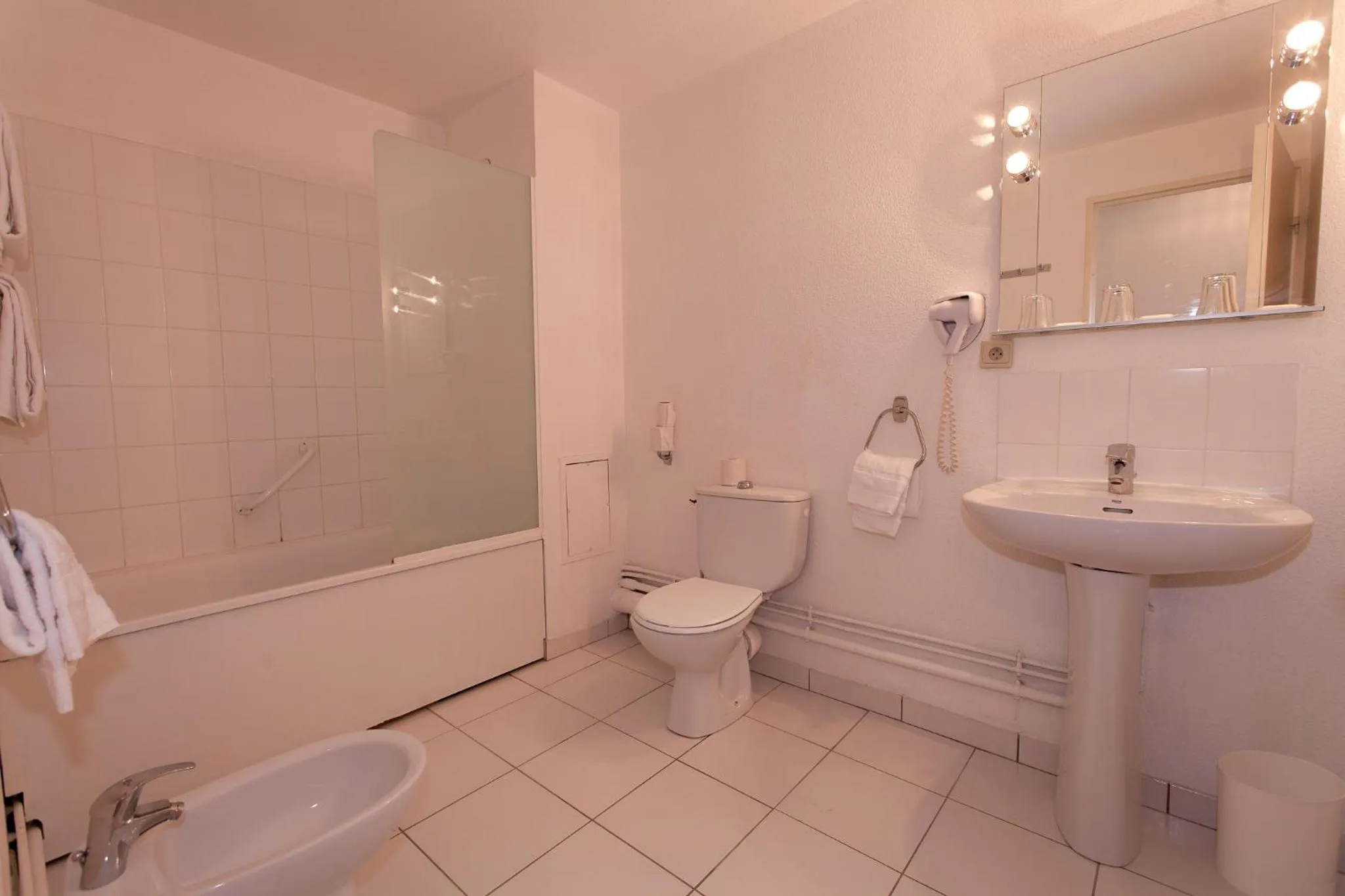 Shower in Hôtel Paradis