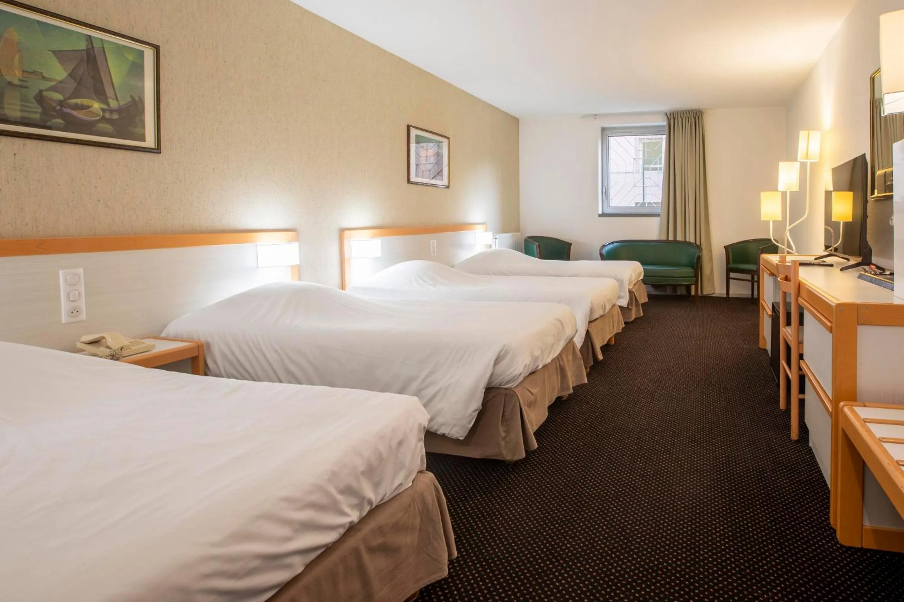 Property building, Bed in Hôtel Paradis