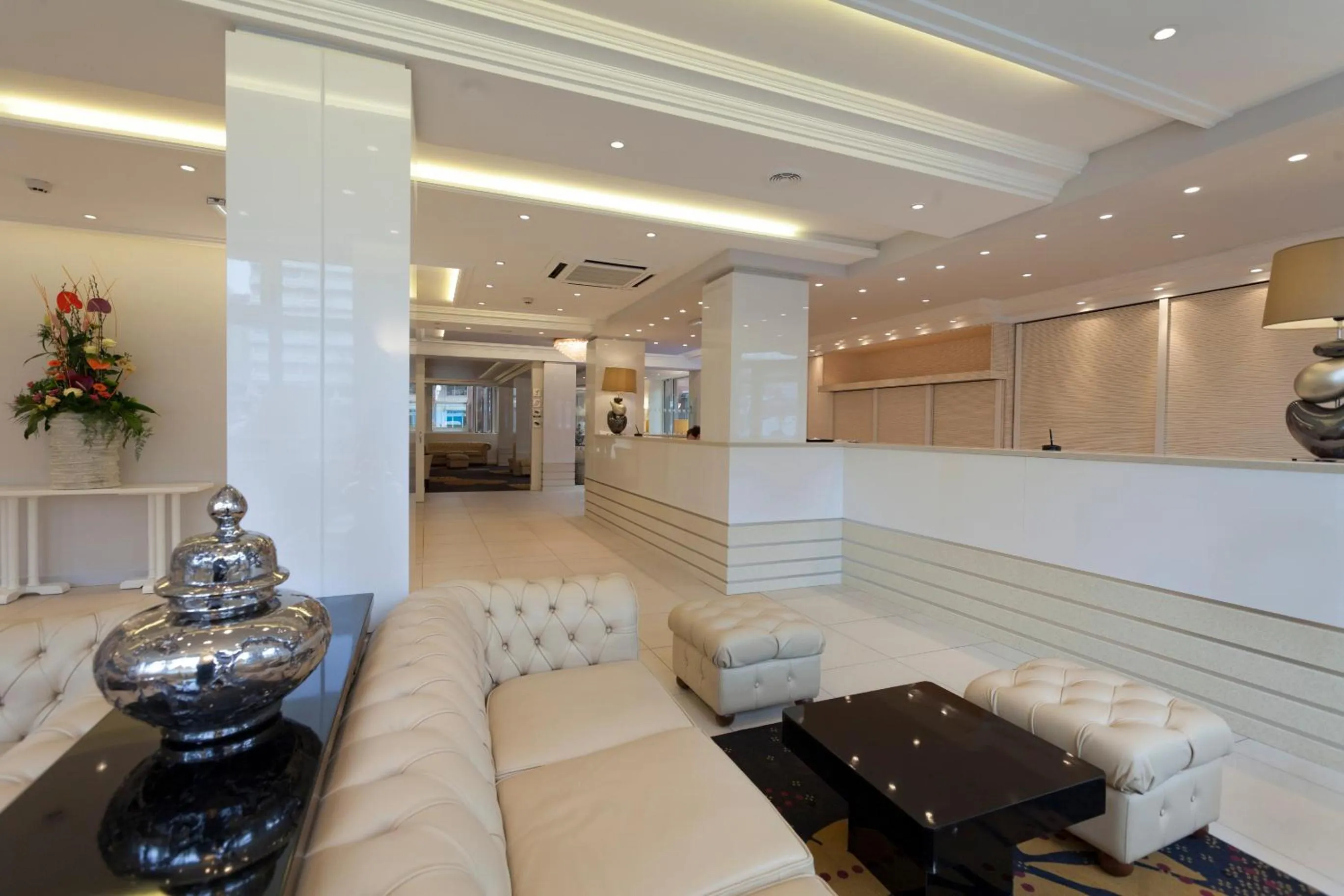 Property building in Hôtel Paradis