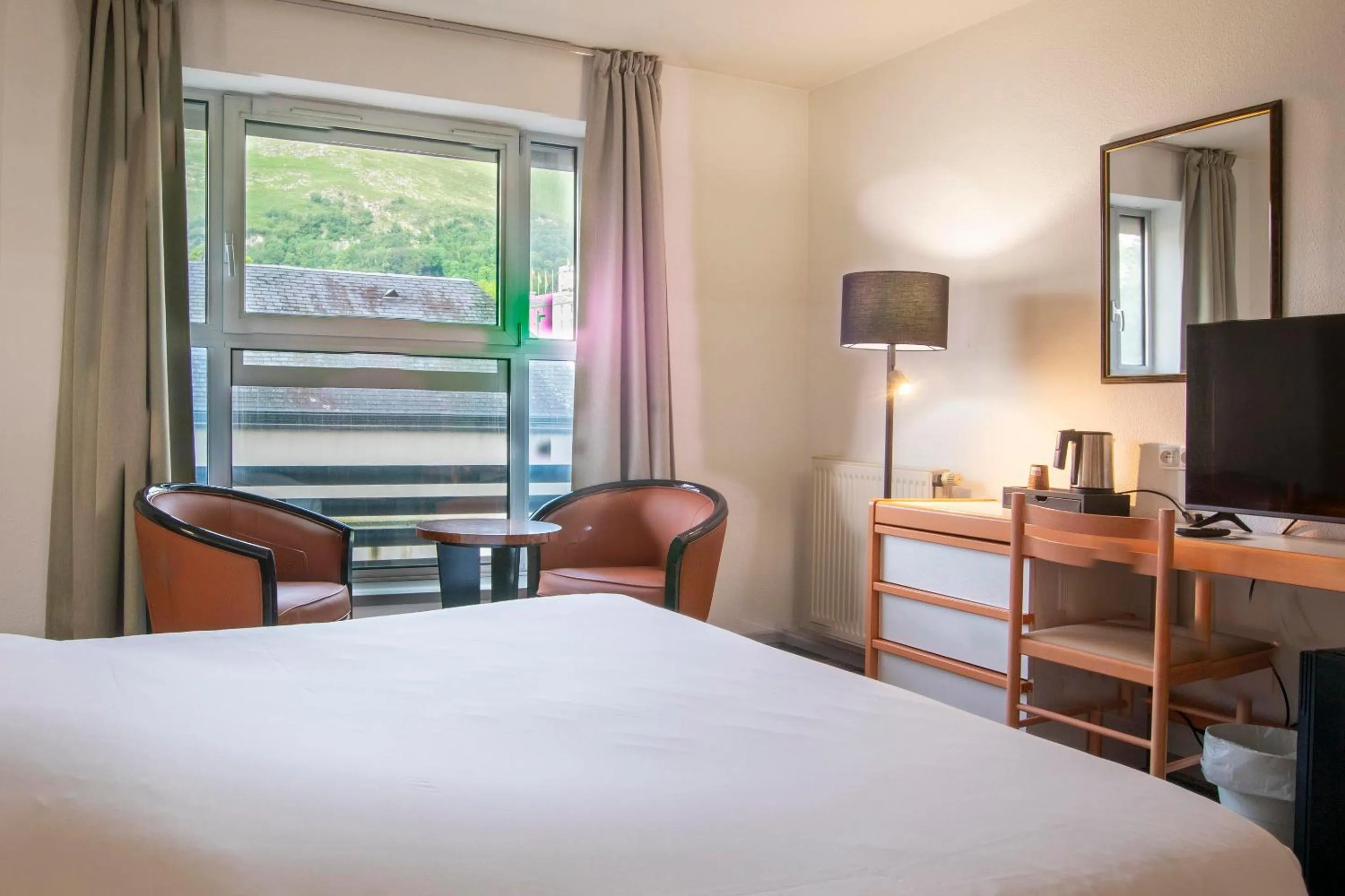 Property building, Bed in Hôtel Paradis