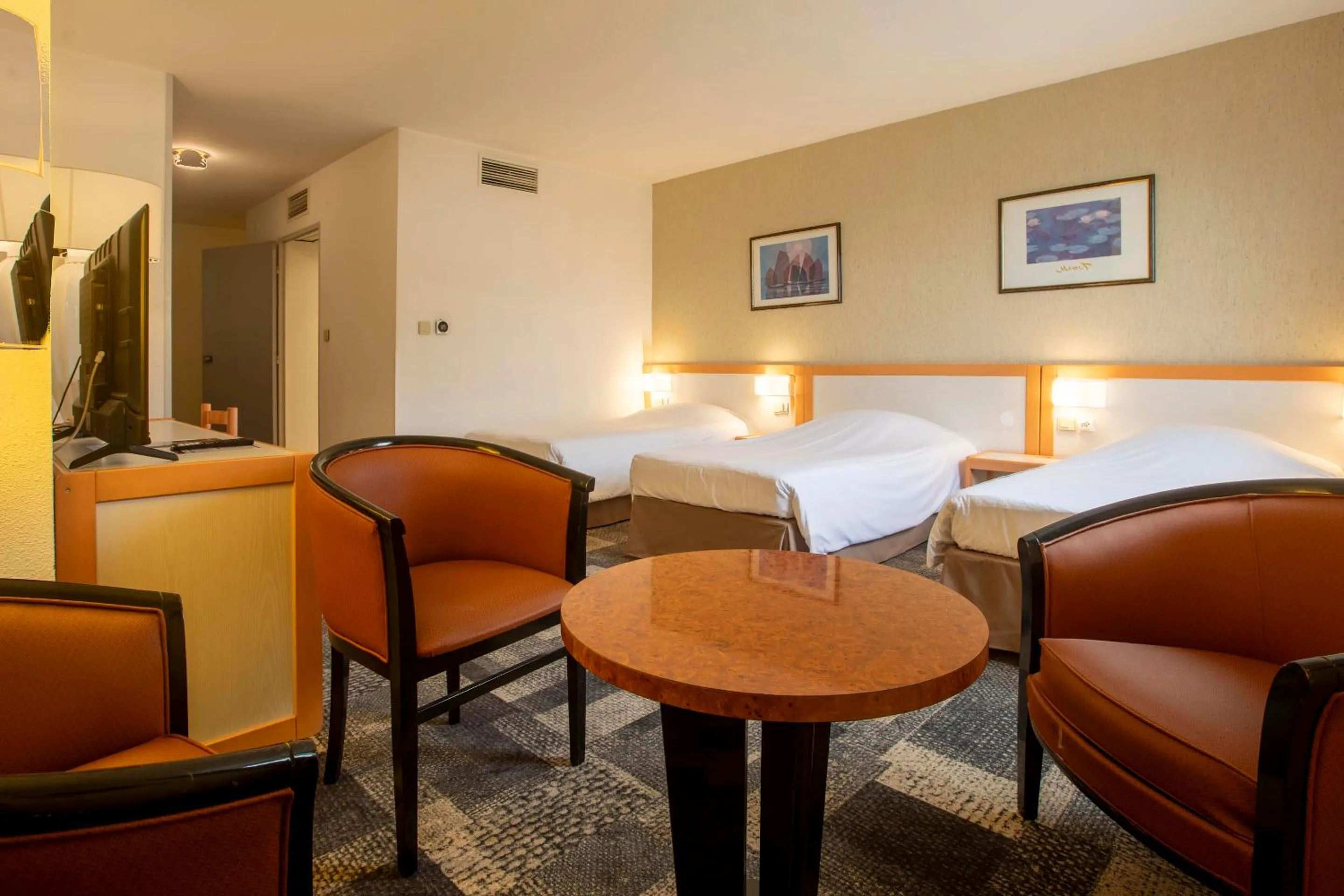 Property building, Bed in Hôtel Paradis