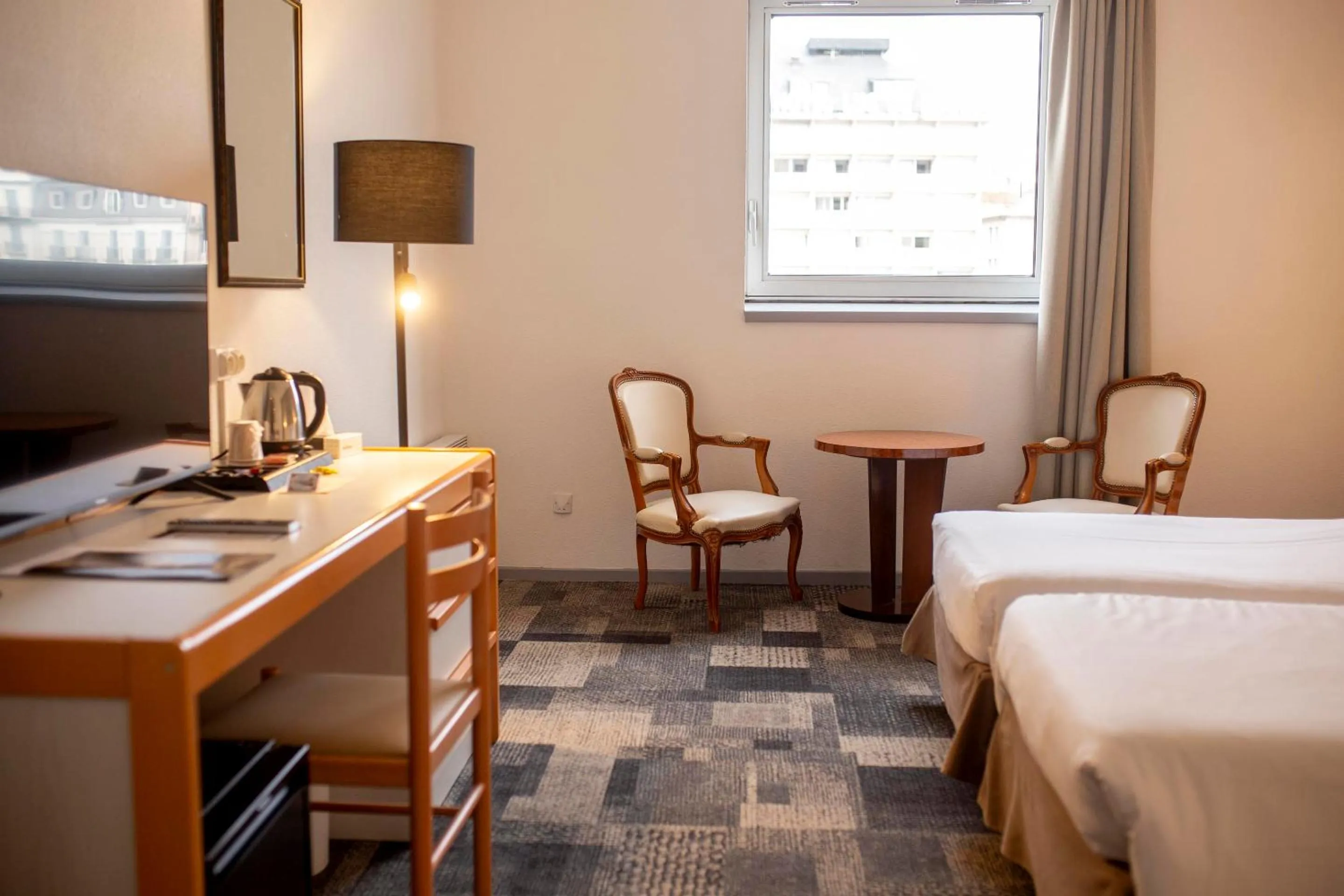 Property building, Bed in Hôtel Paradis