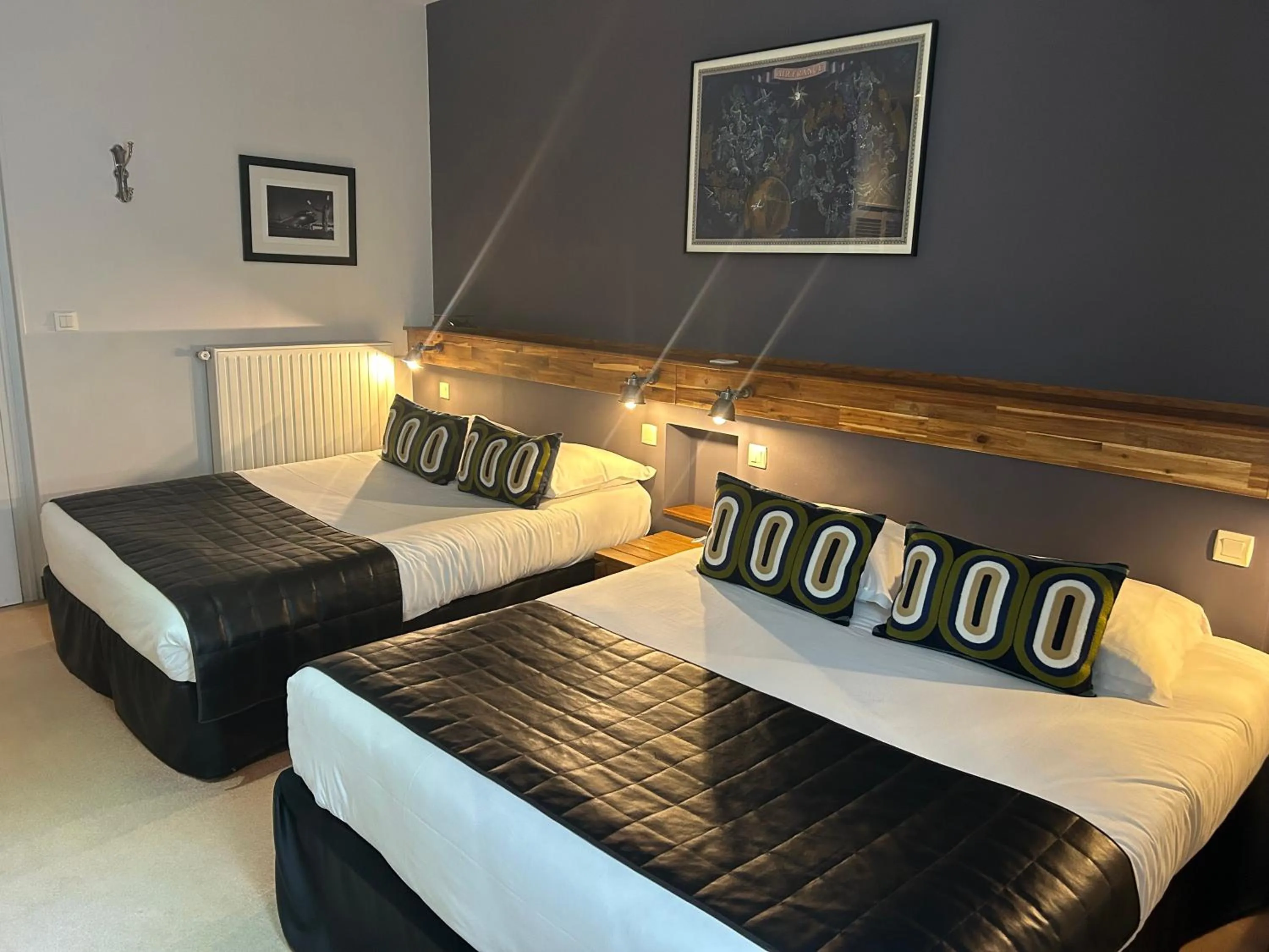 Photo of the whole room, Bed in France Hôtel