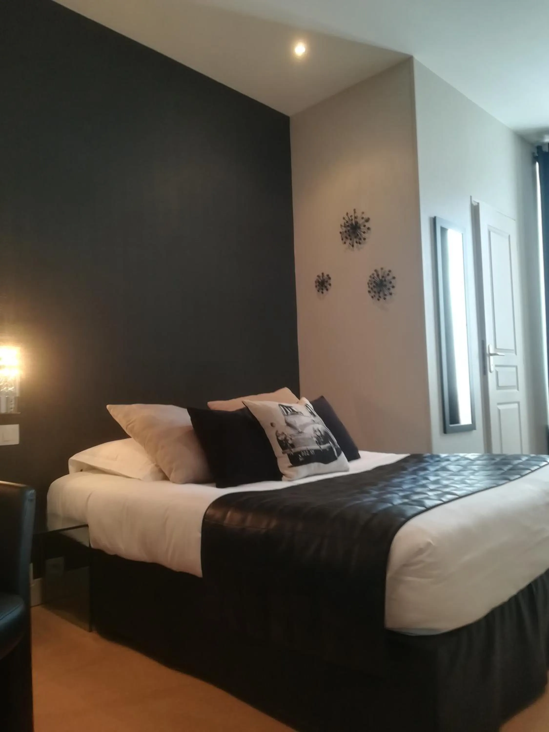 Bedroom, Bed in France Hôtel