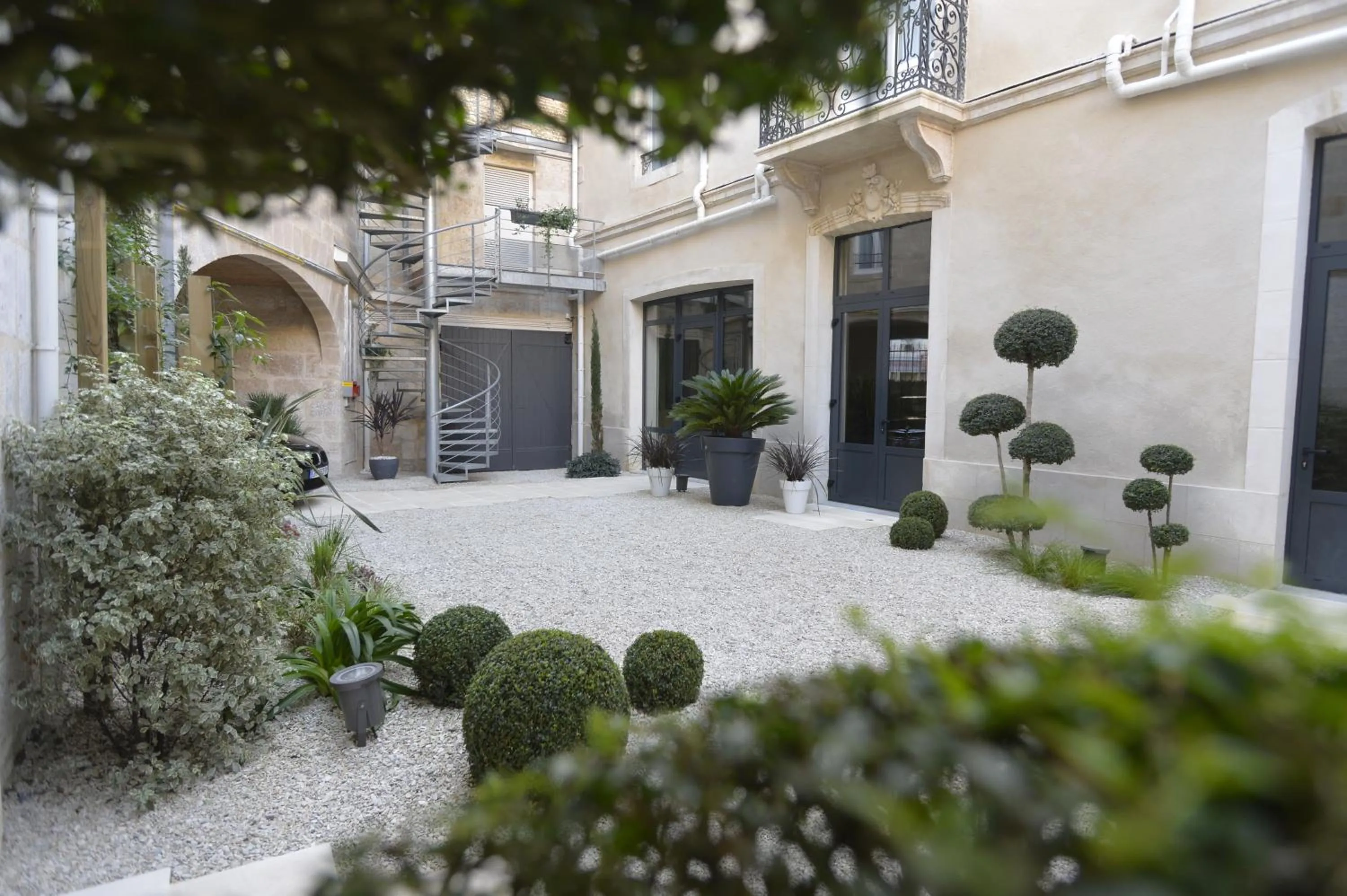 Patio in France Hôtel