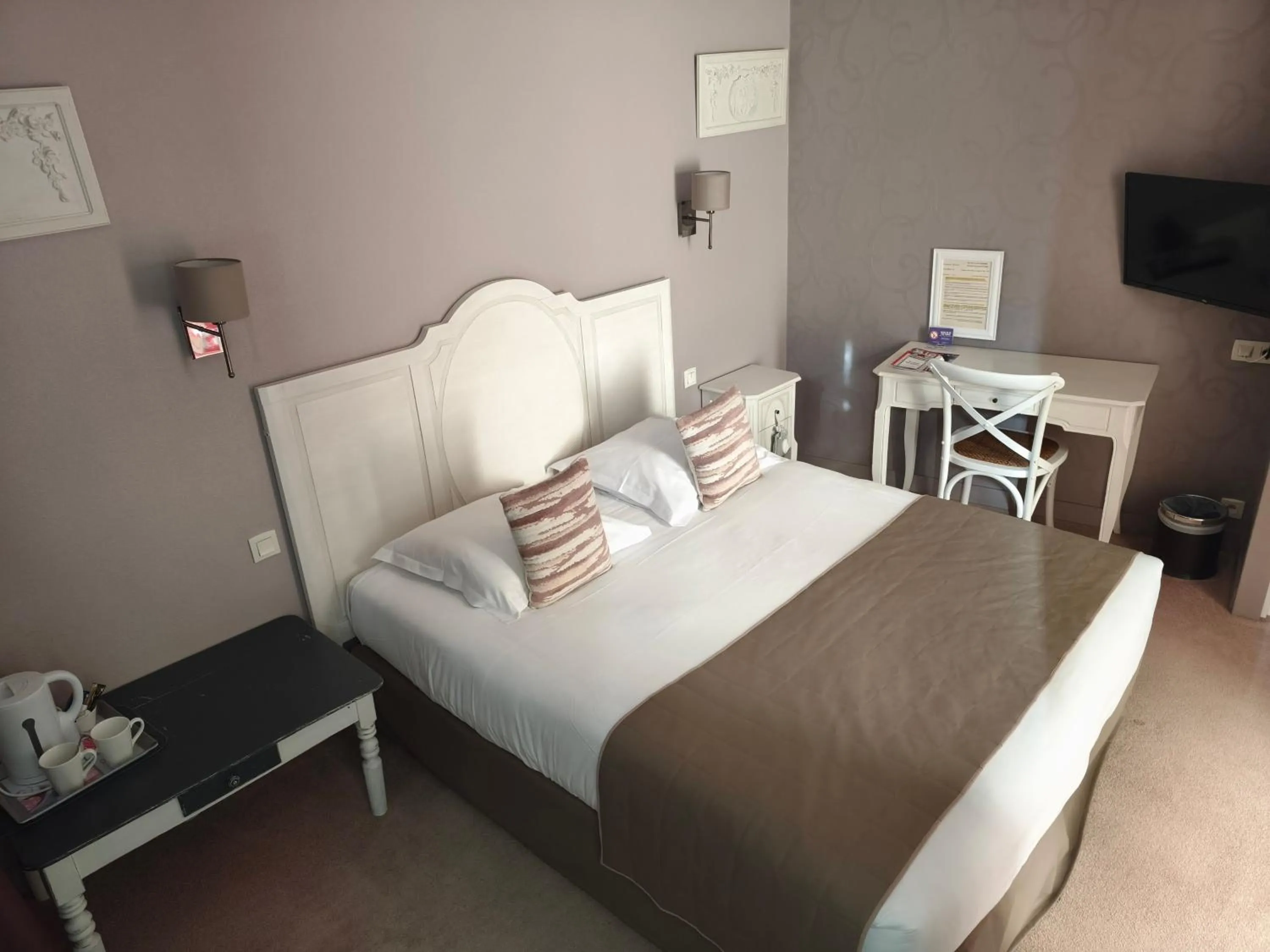 Bedroom, Bed in France Hôtel