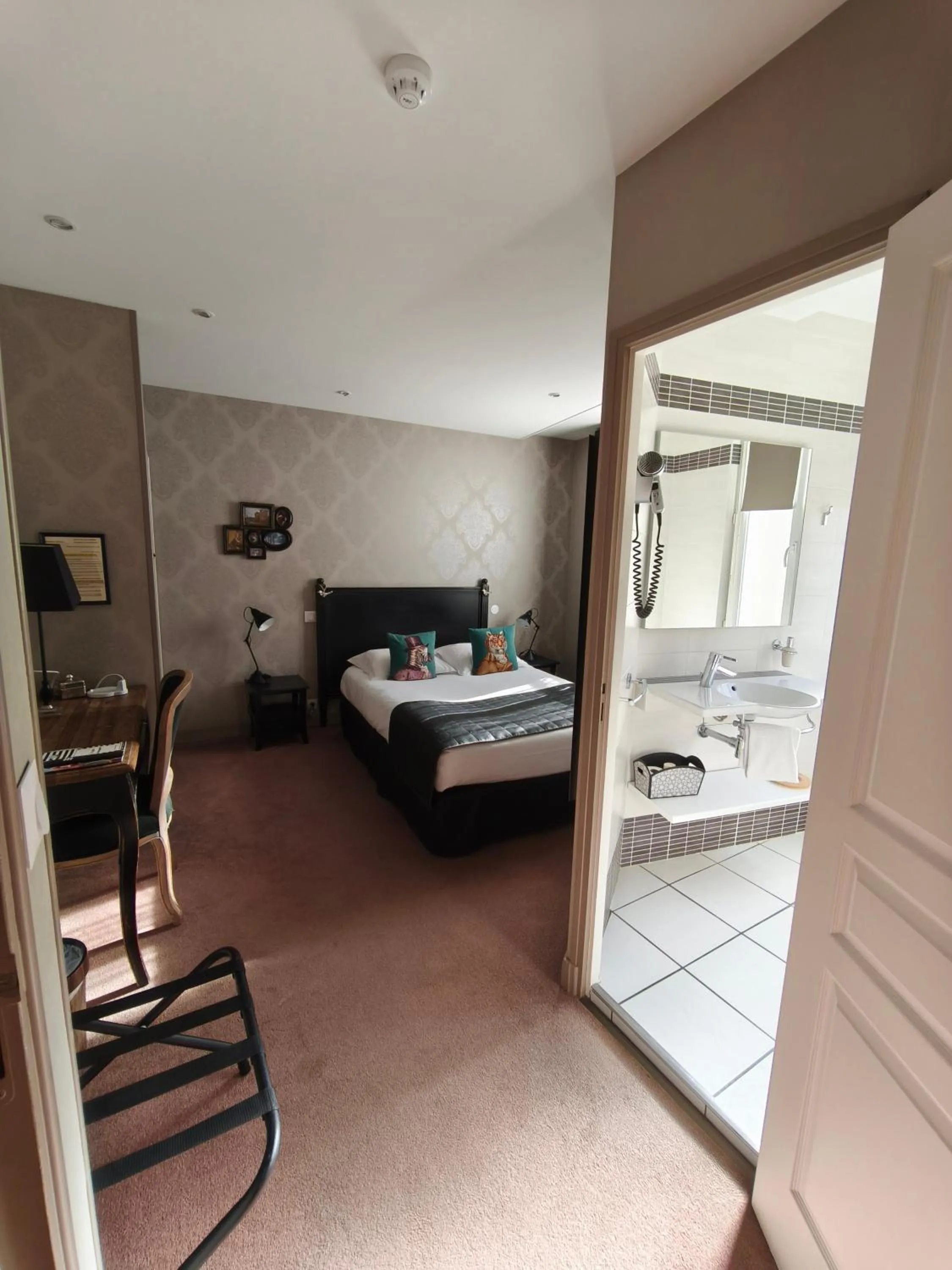 Photo of the whole room, Bed in France Hôtel