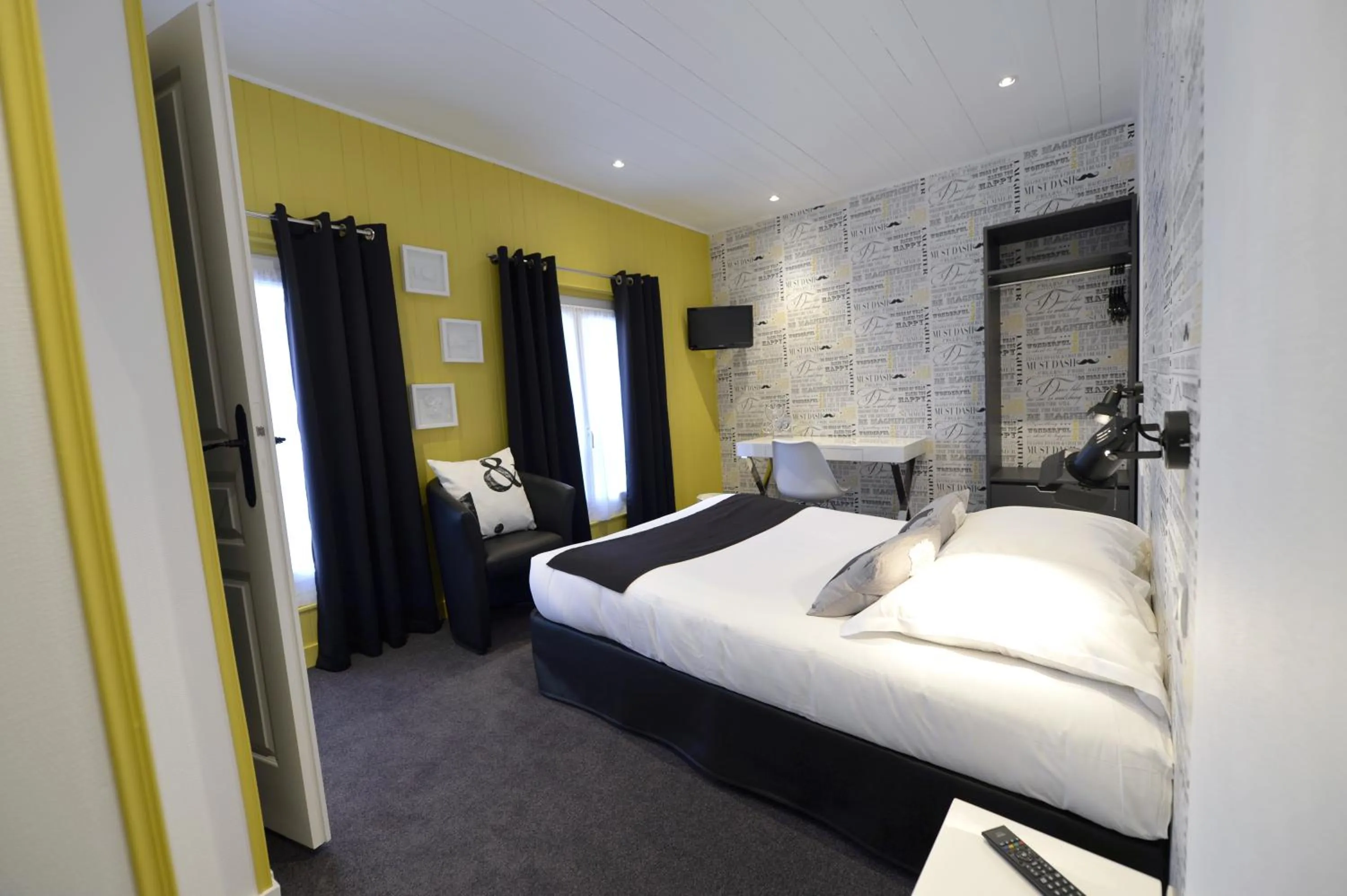 Photo of the whole room, Bed in France Hôtel