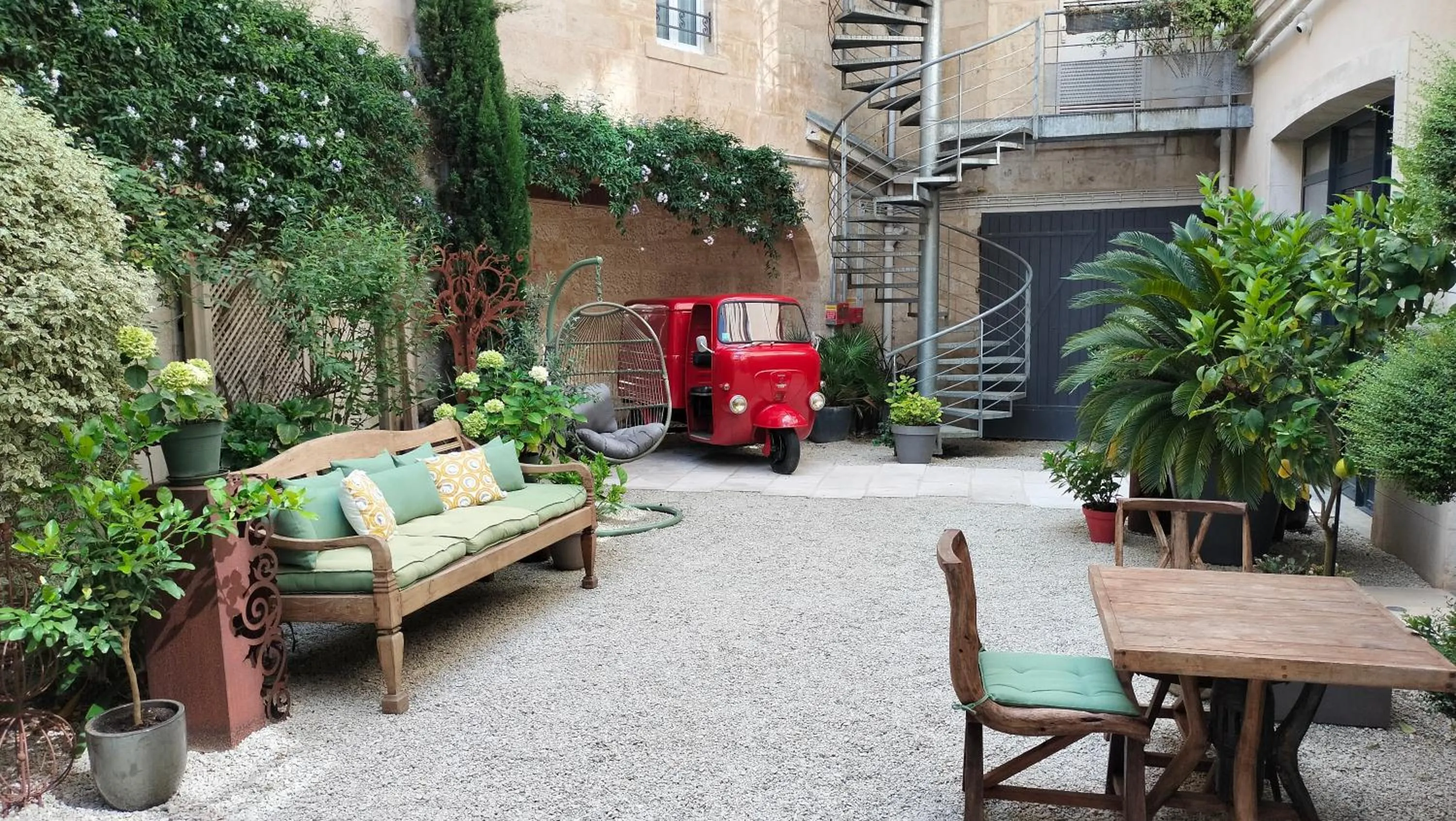 Patio in France Hôtel