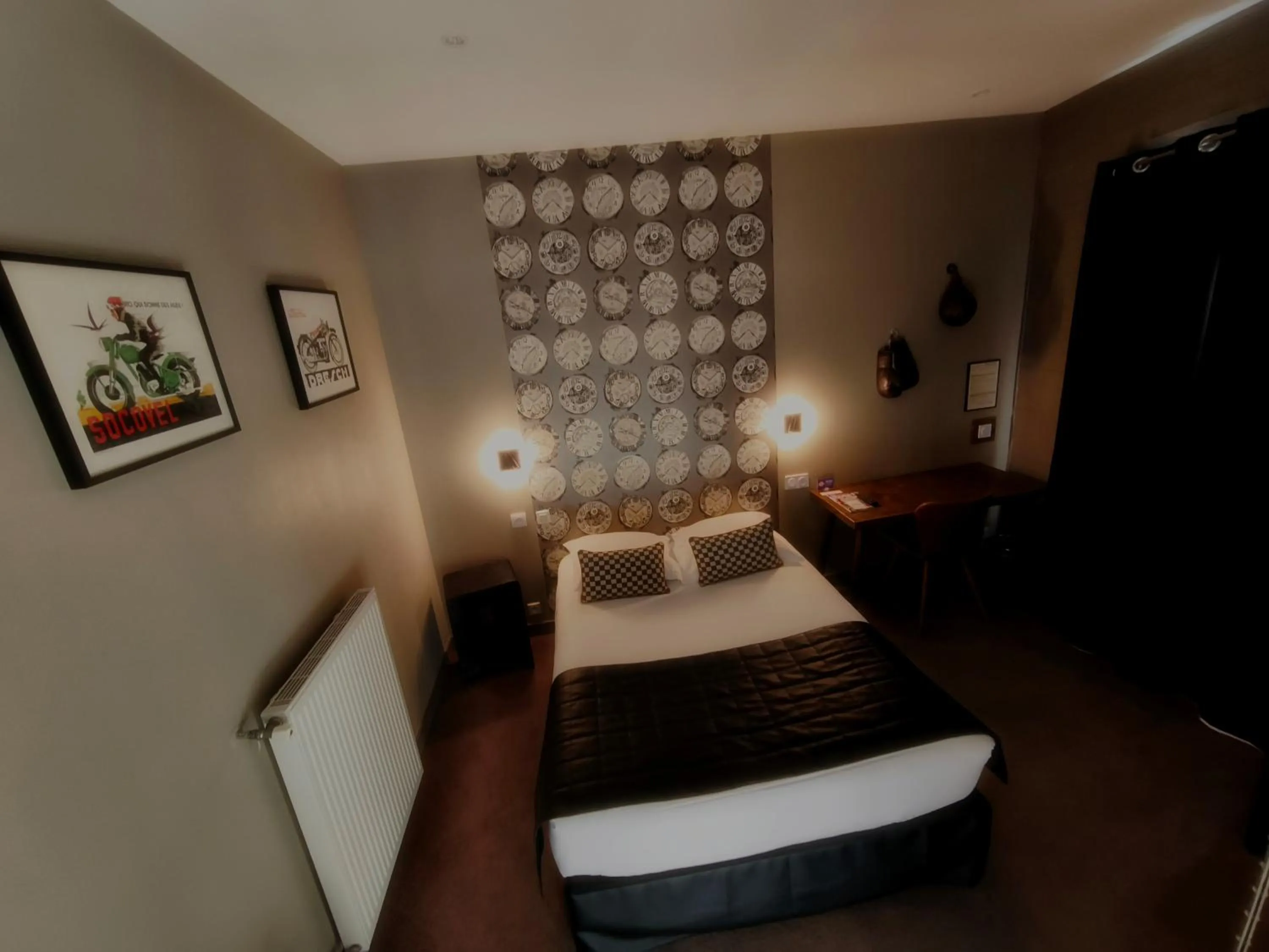 Photo of the whole room, Bed in France Hôtel