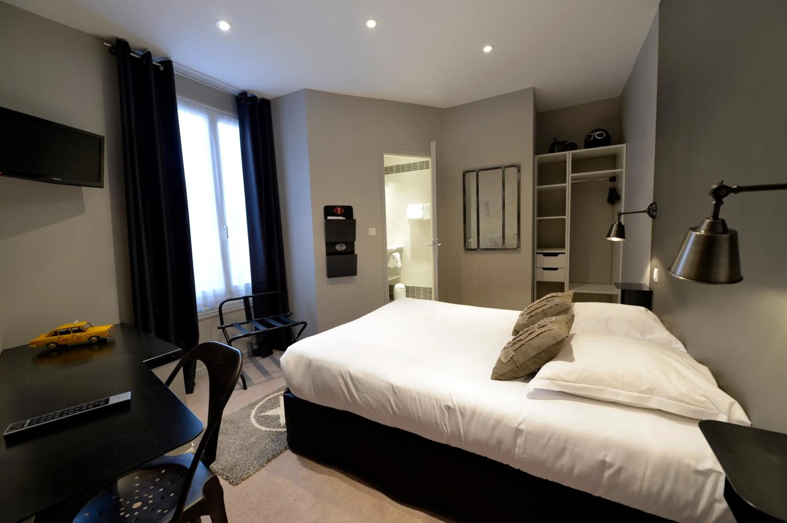 Bedroom, Bed in France Hôtel