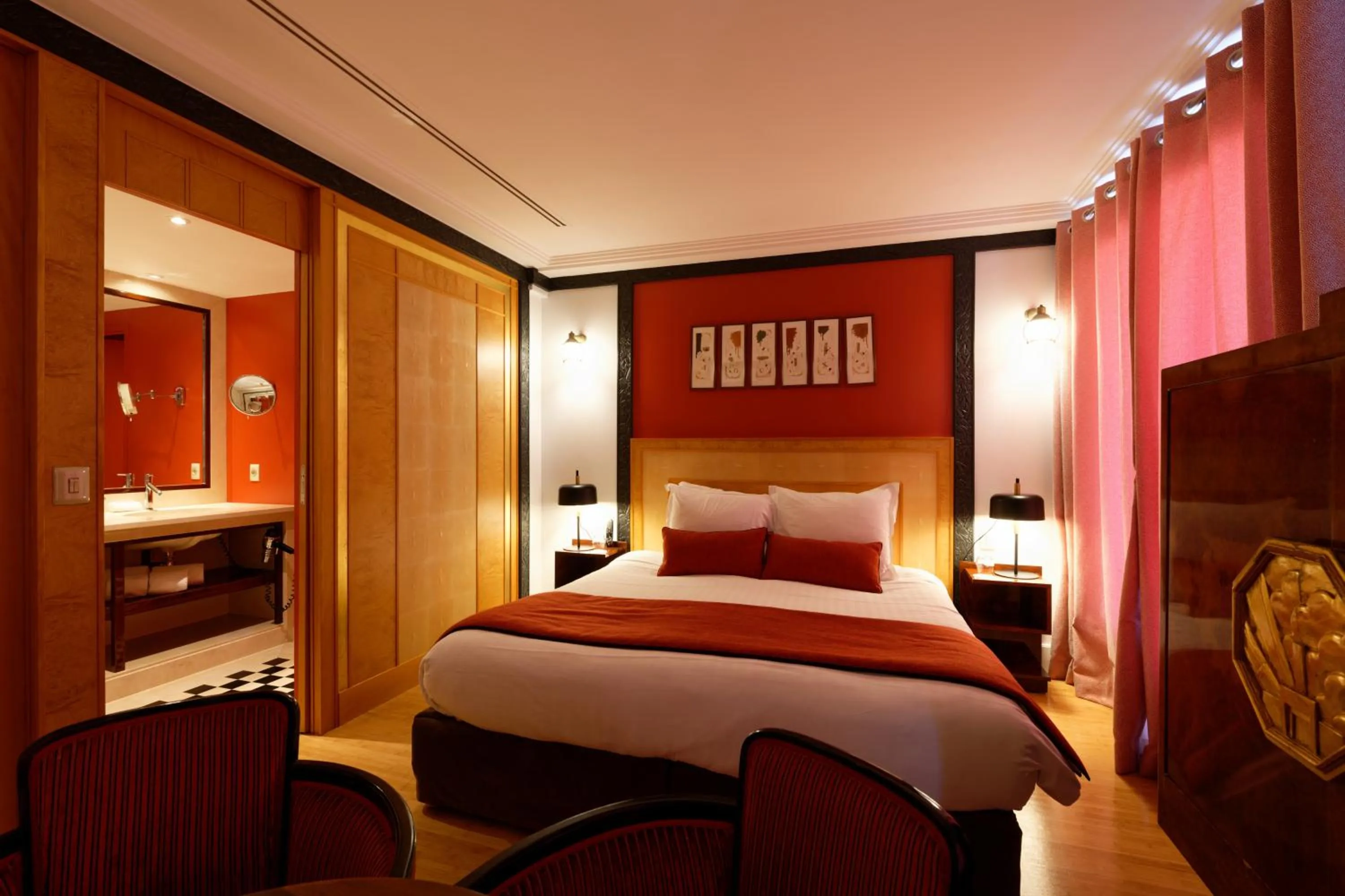 Bed in HR Hôtel-Restaurant & Spa Marin