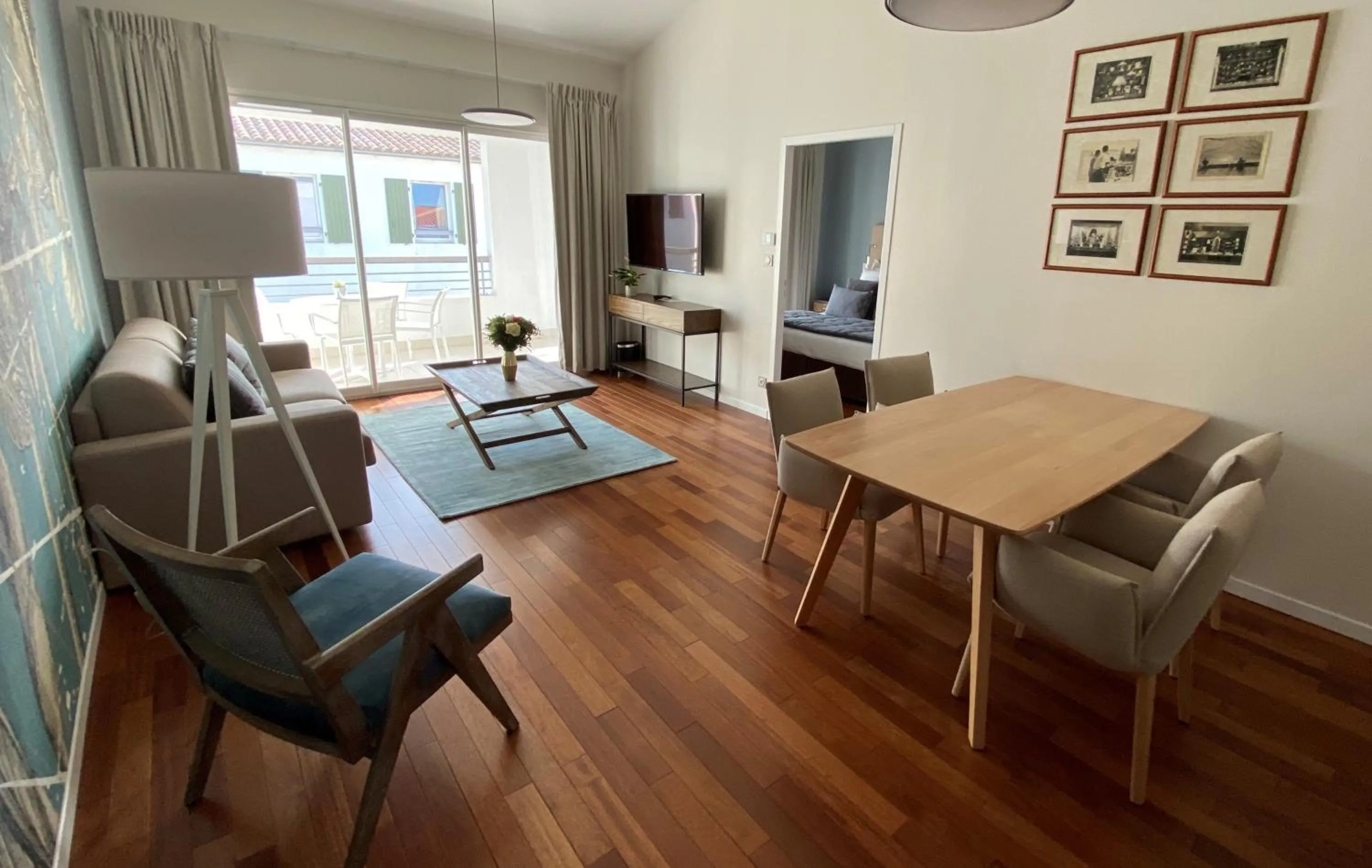 Communal lounge/ TV room in HR Hôtel-Restaurant & Spa Marin