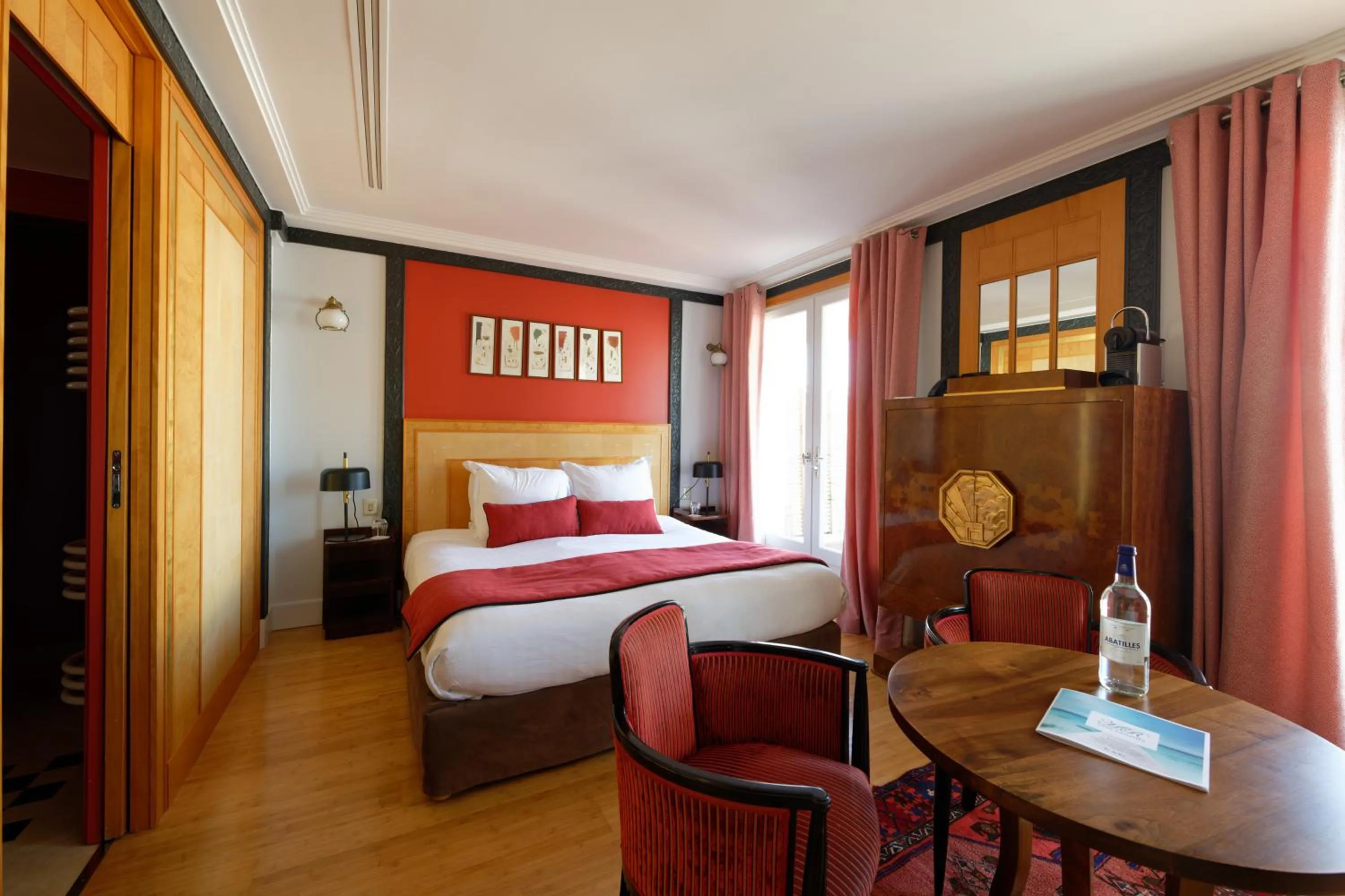 Bed in HR Hôtel-Restaurant & Spa Marin