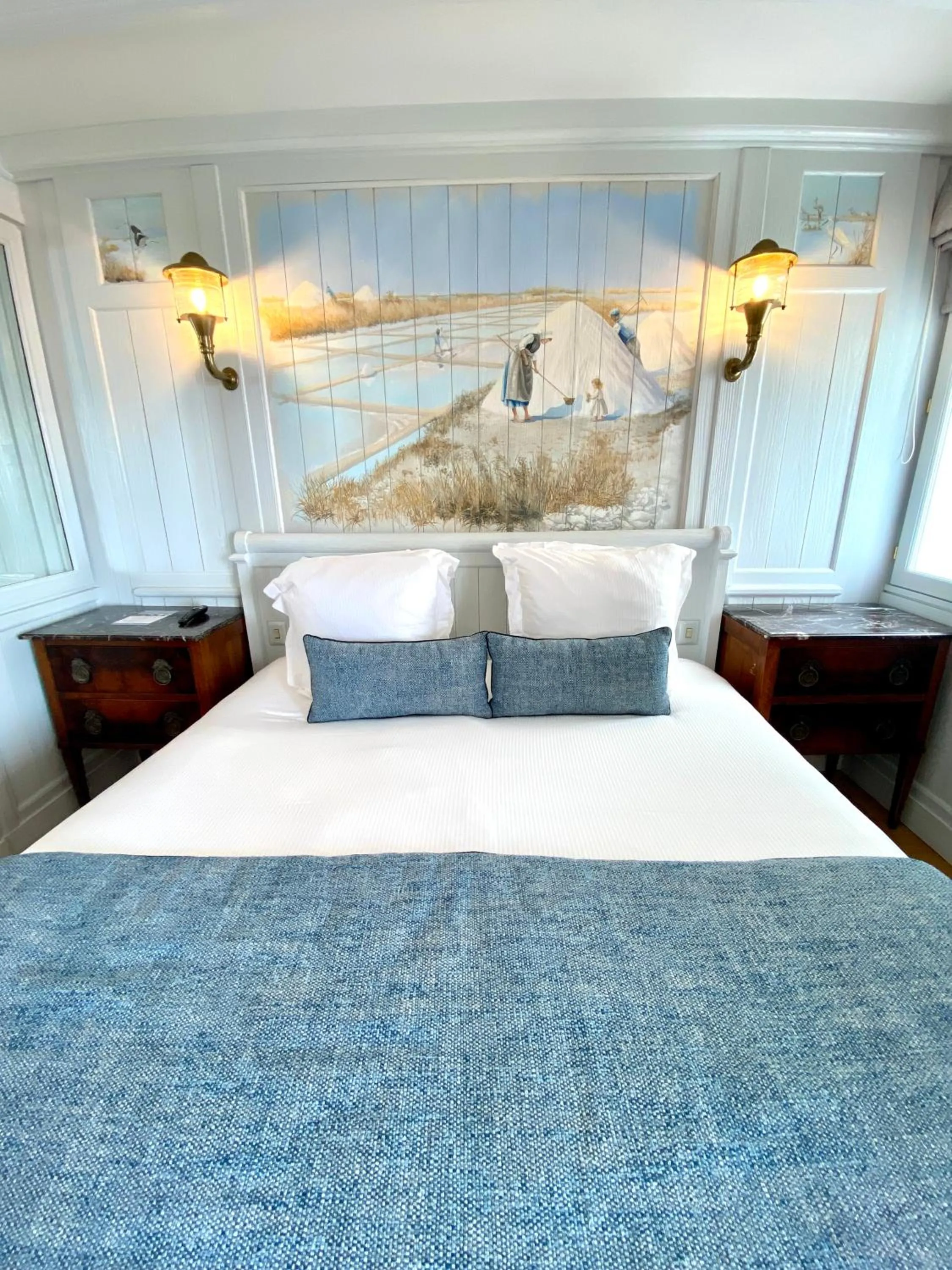 Bed in HR Hôtel-Restaurant & Spa Marin