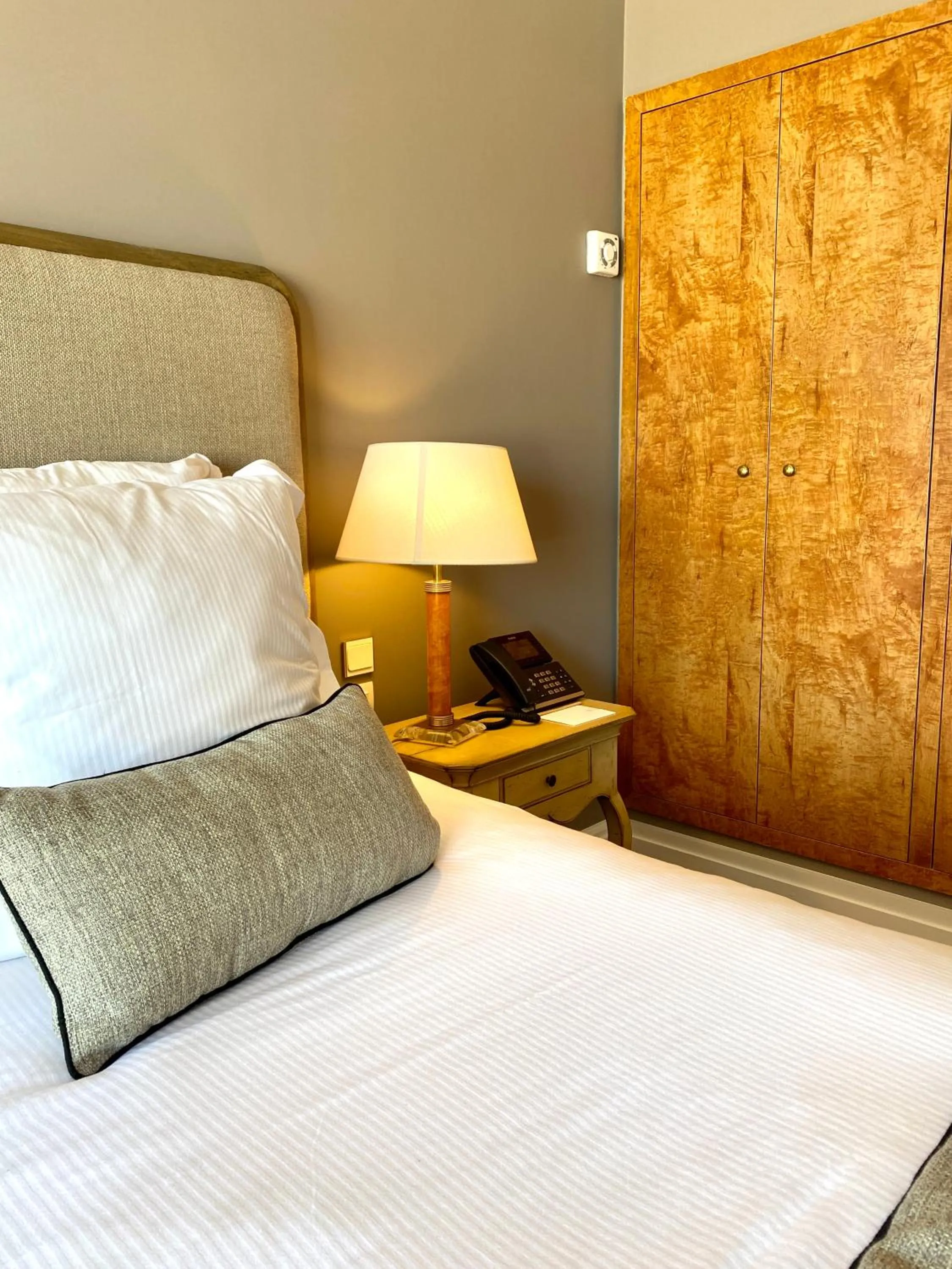 Bedroom, Bed in HR Hôtel-Restaurant & Spa Marin