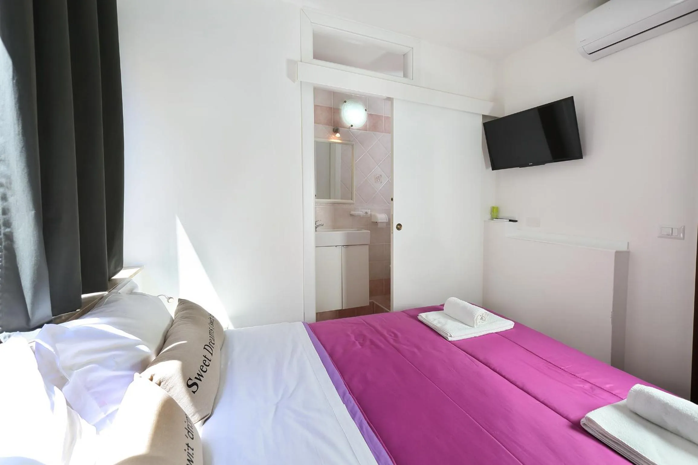 Shower, Bed in Casa Fresta