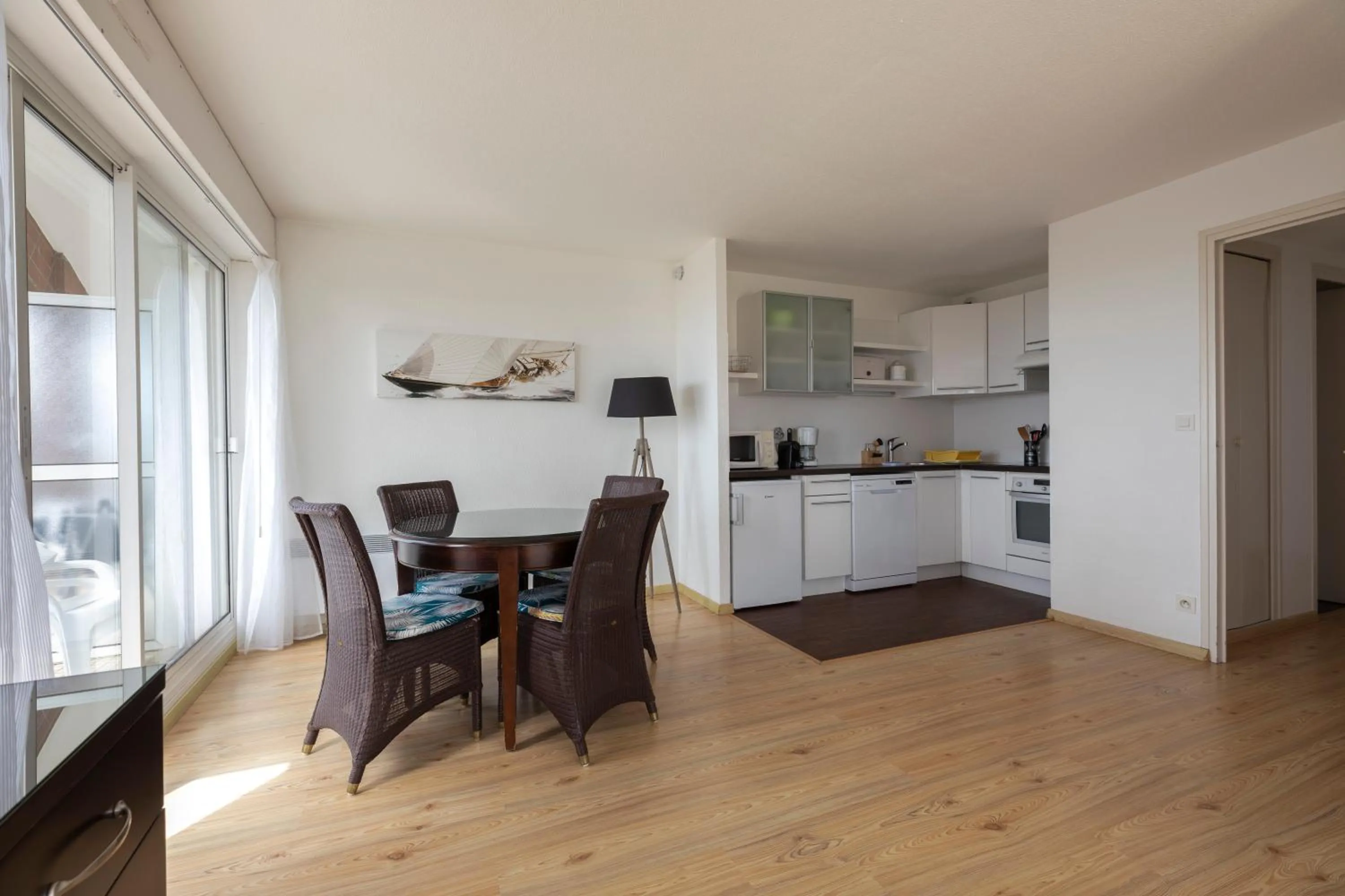 Dining area in Louison Appart & Suite