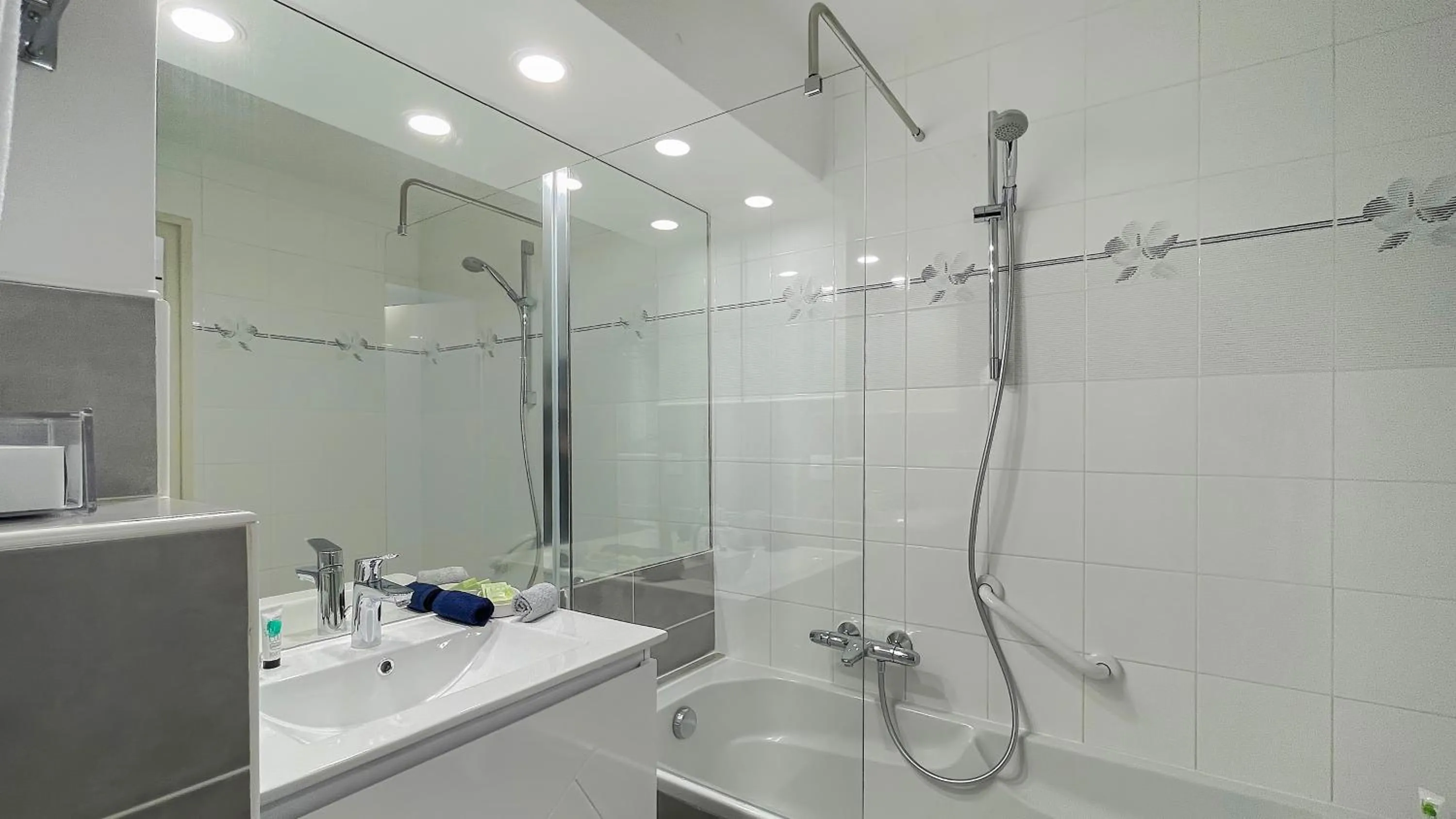 Bath in Louison Appart & Suite