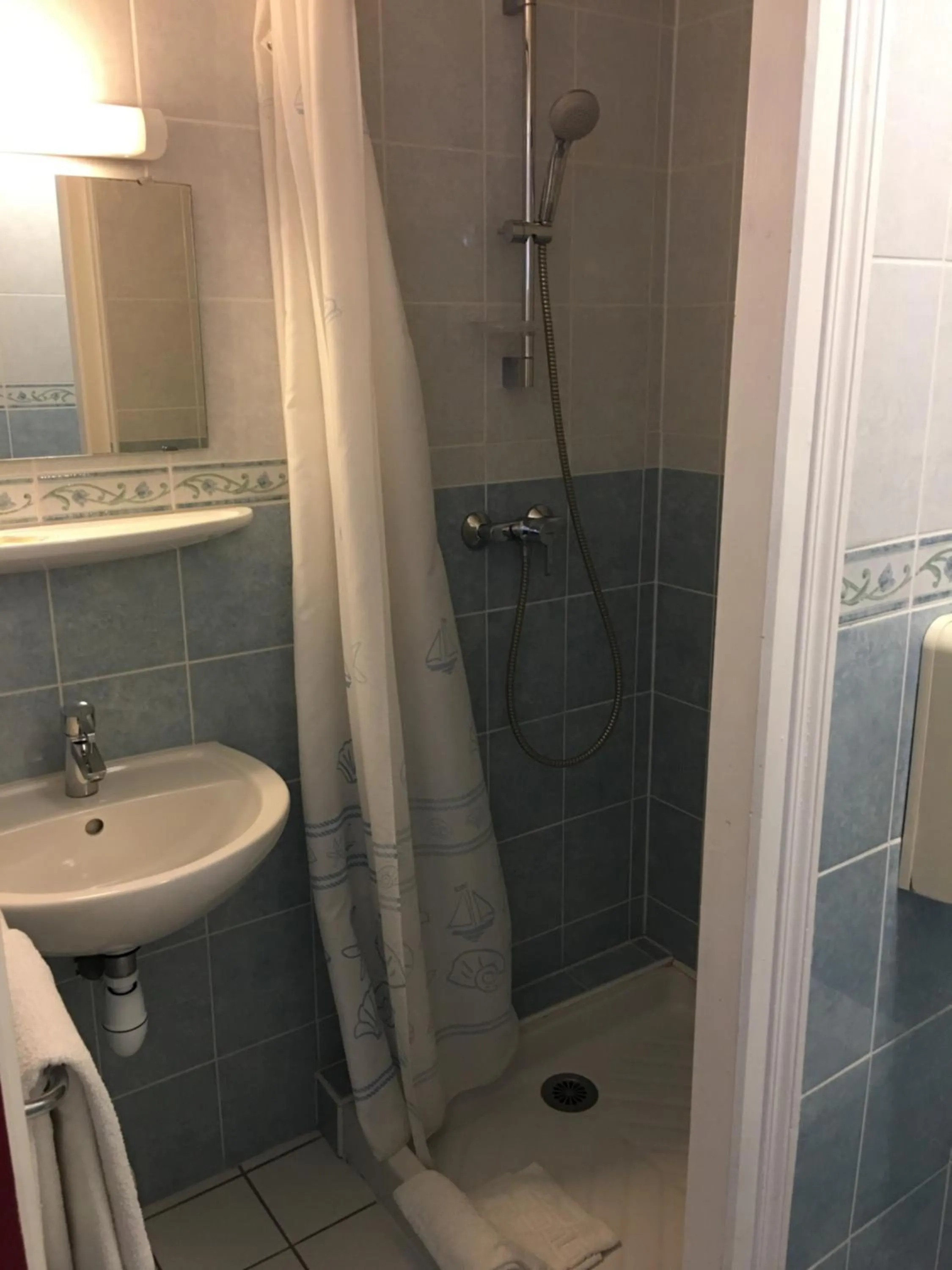 Shower in Hôtel Océan