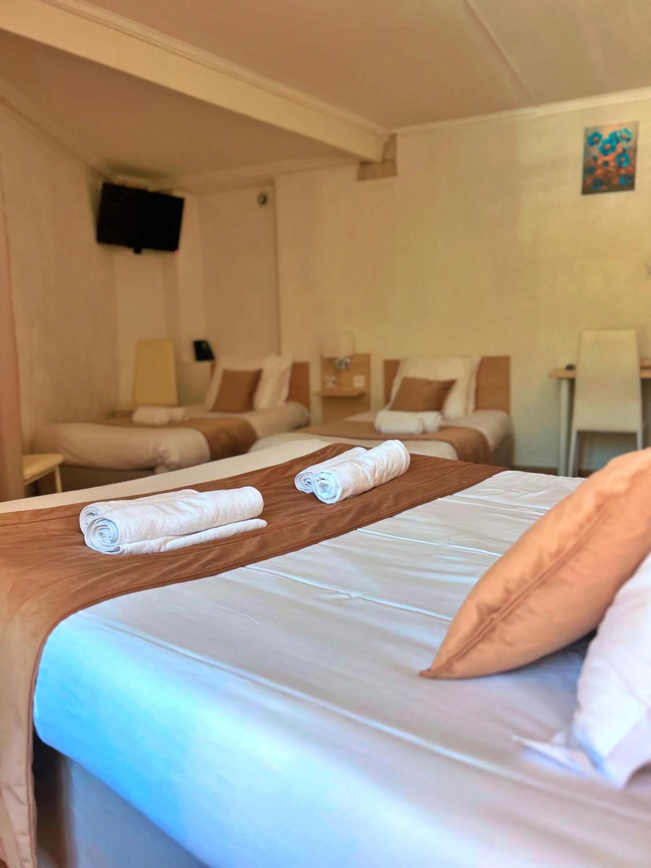 Restaurant/places to eat, Bed in Les Callunes