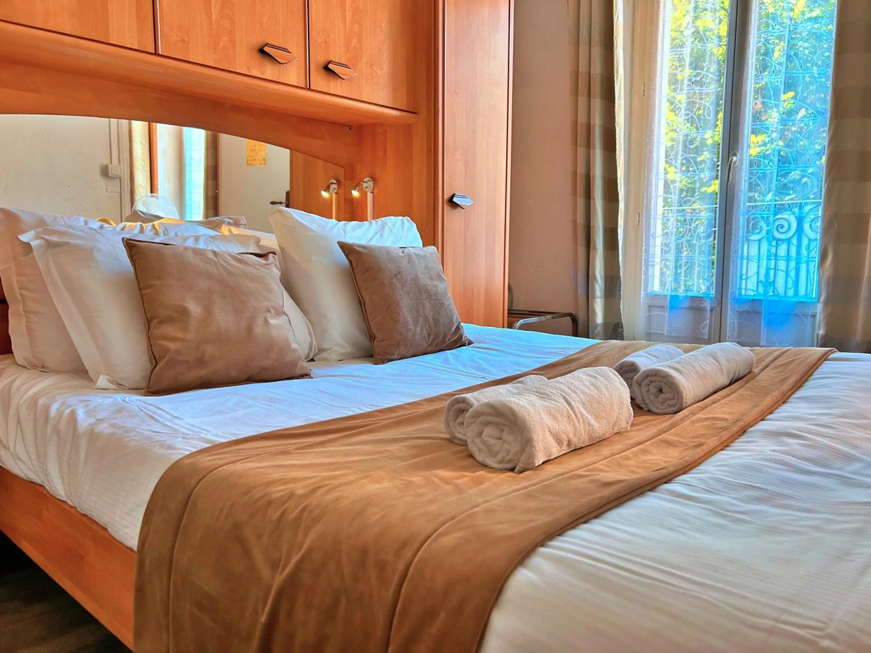 Restaurant/places to eat, Bed in Les Callunes