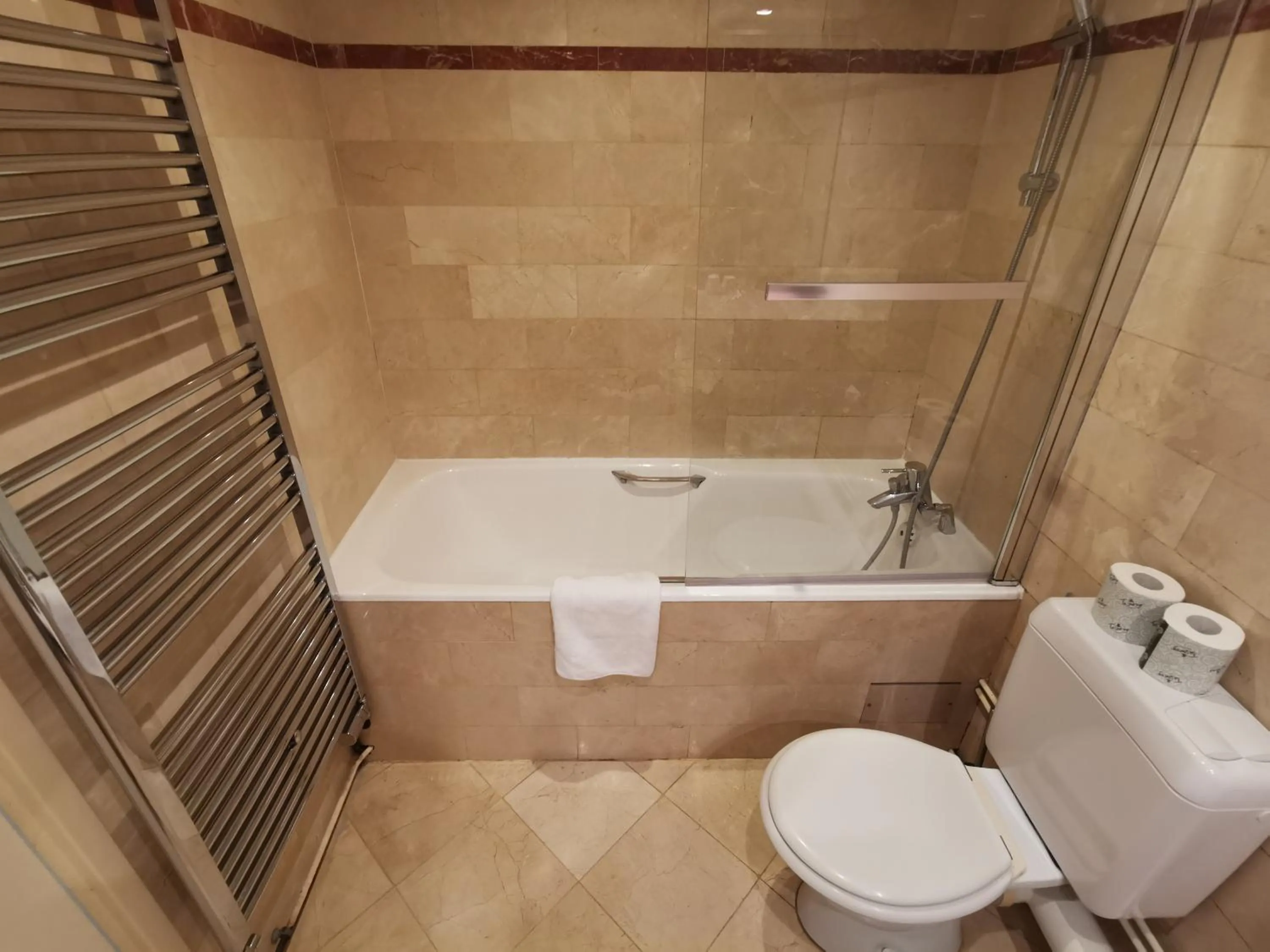 Toilet in Hotel Des Falaises