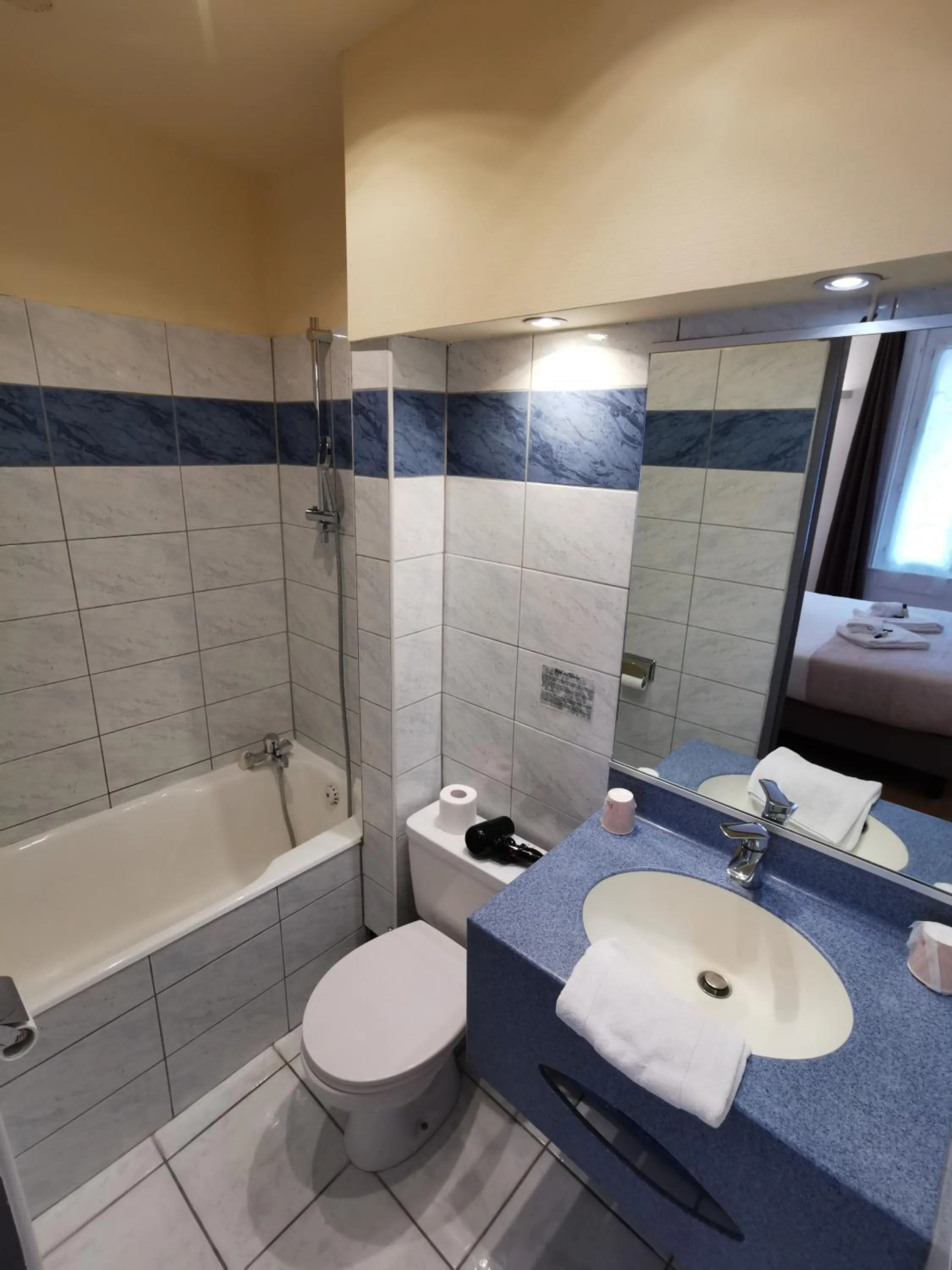 Bath in Hotel Des Falaises