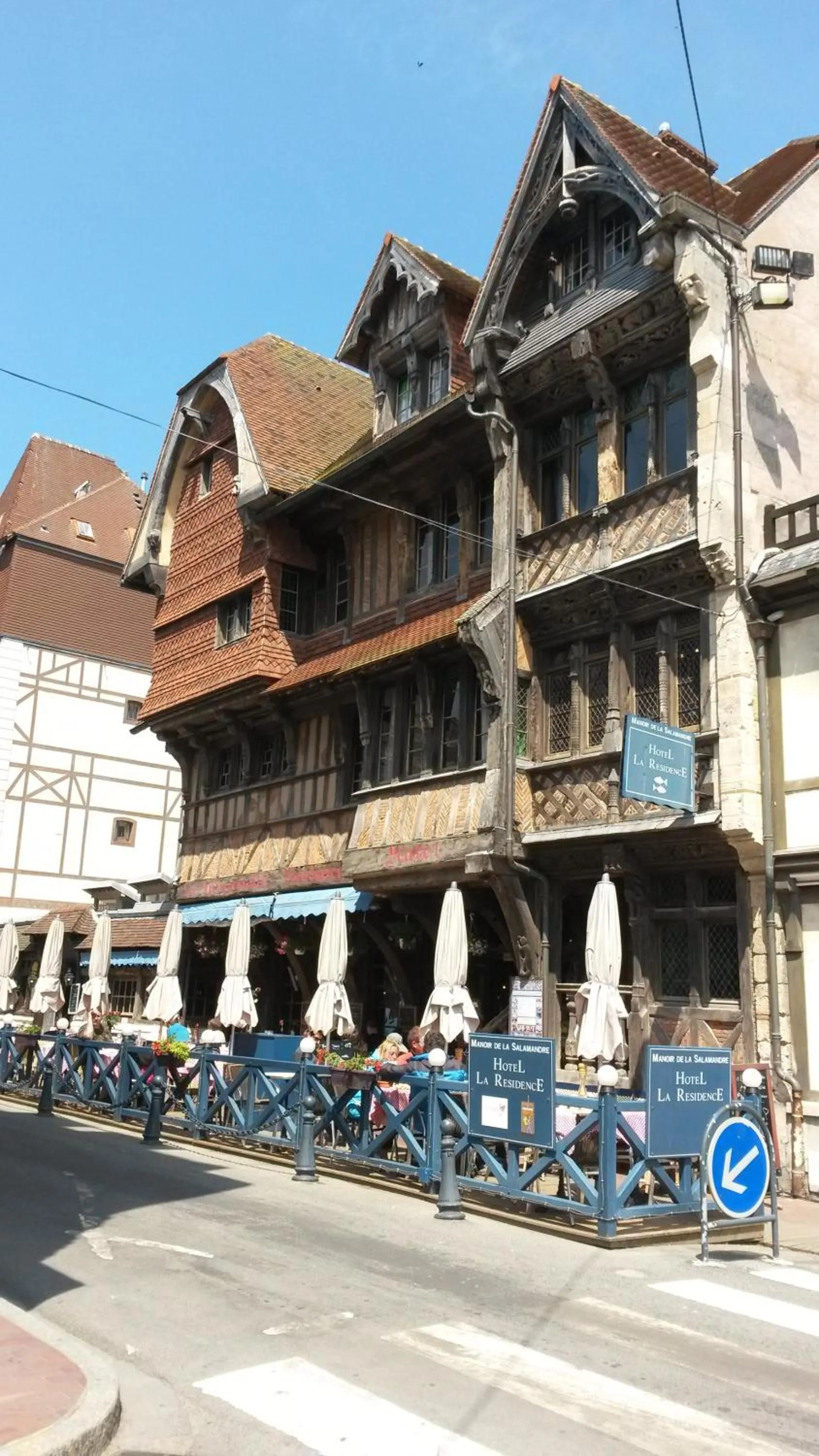 Restaurant/places to eat in Hotel Des Falaises