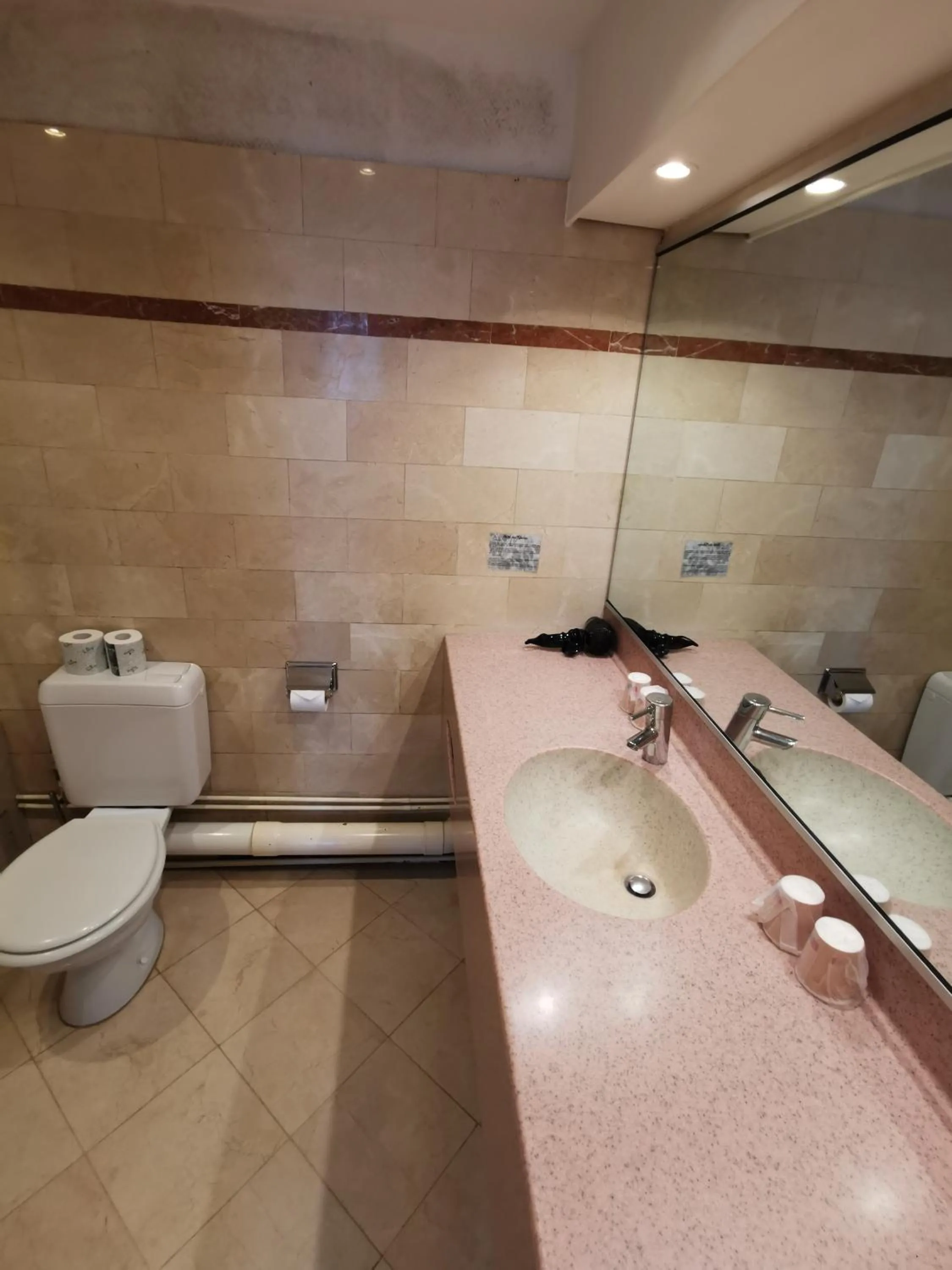 Toilet in Hotel Des Falaises