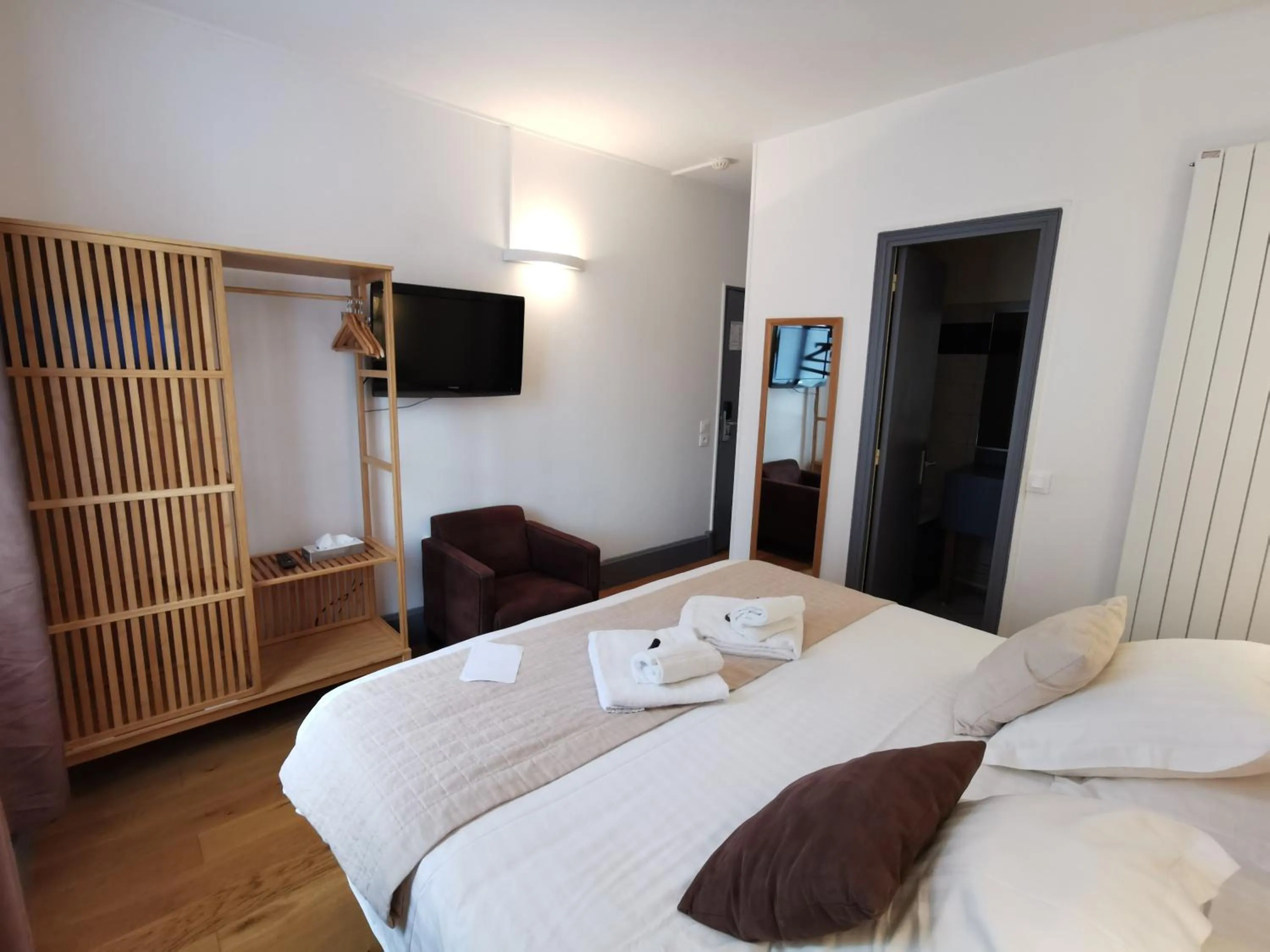 Photo of the whole room, Bed in Hotel Des Falaises