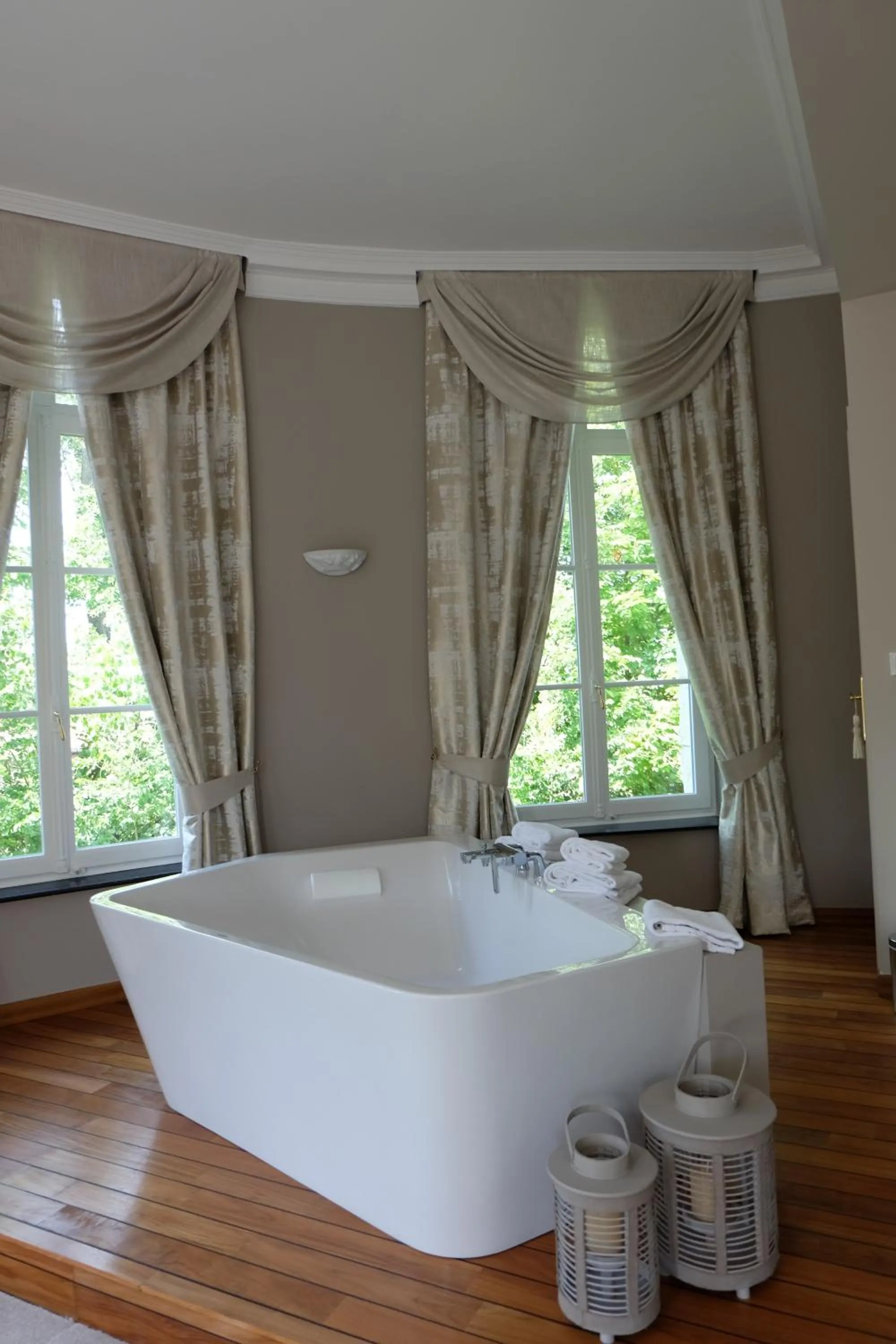 Bathroom, Bed in Chateau D'aubry