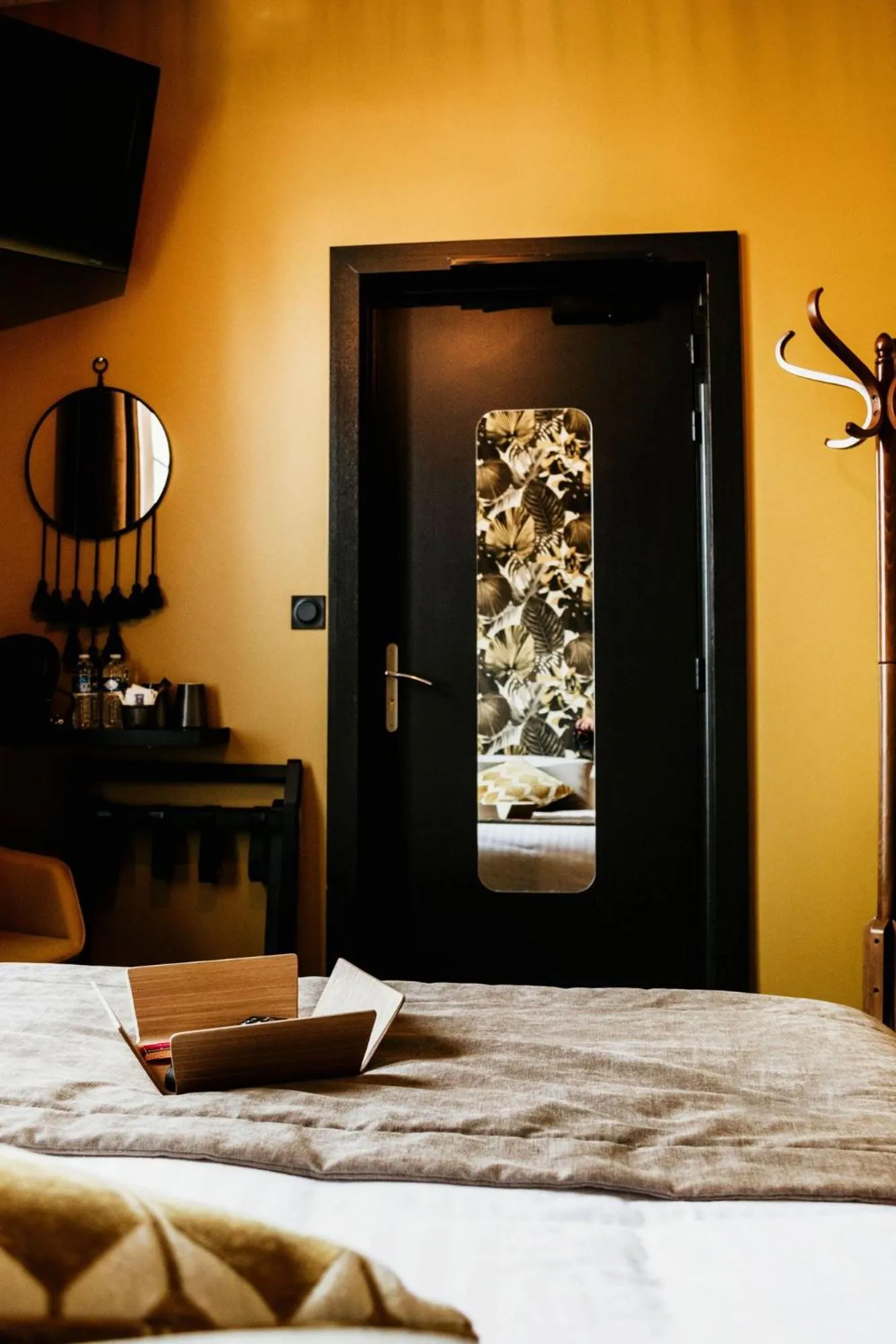 TV and multimedia, Bed in La villa 10 HÔTEL SPA