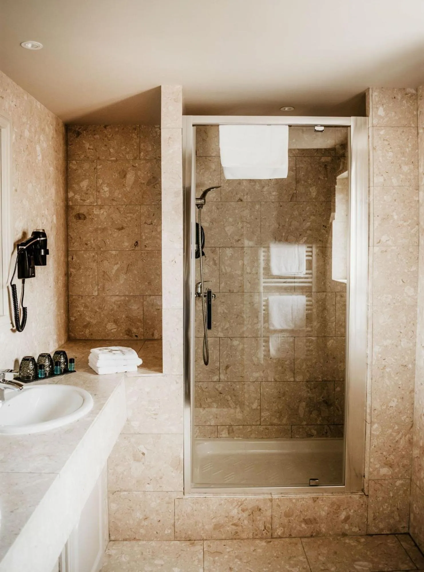 Shower in La villa 10 HÔTEL SPA