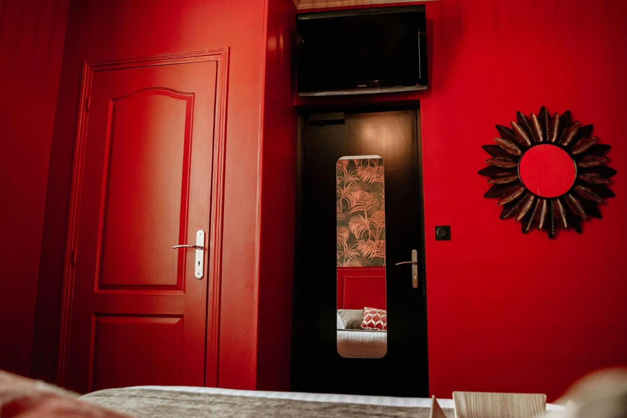 TV and multimedia in La villa 10 HÔTEL SPA